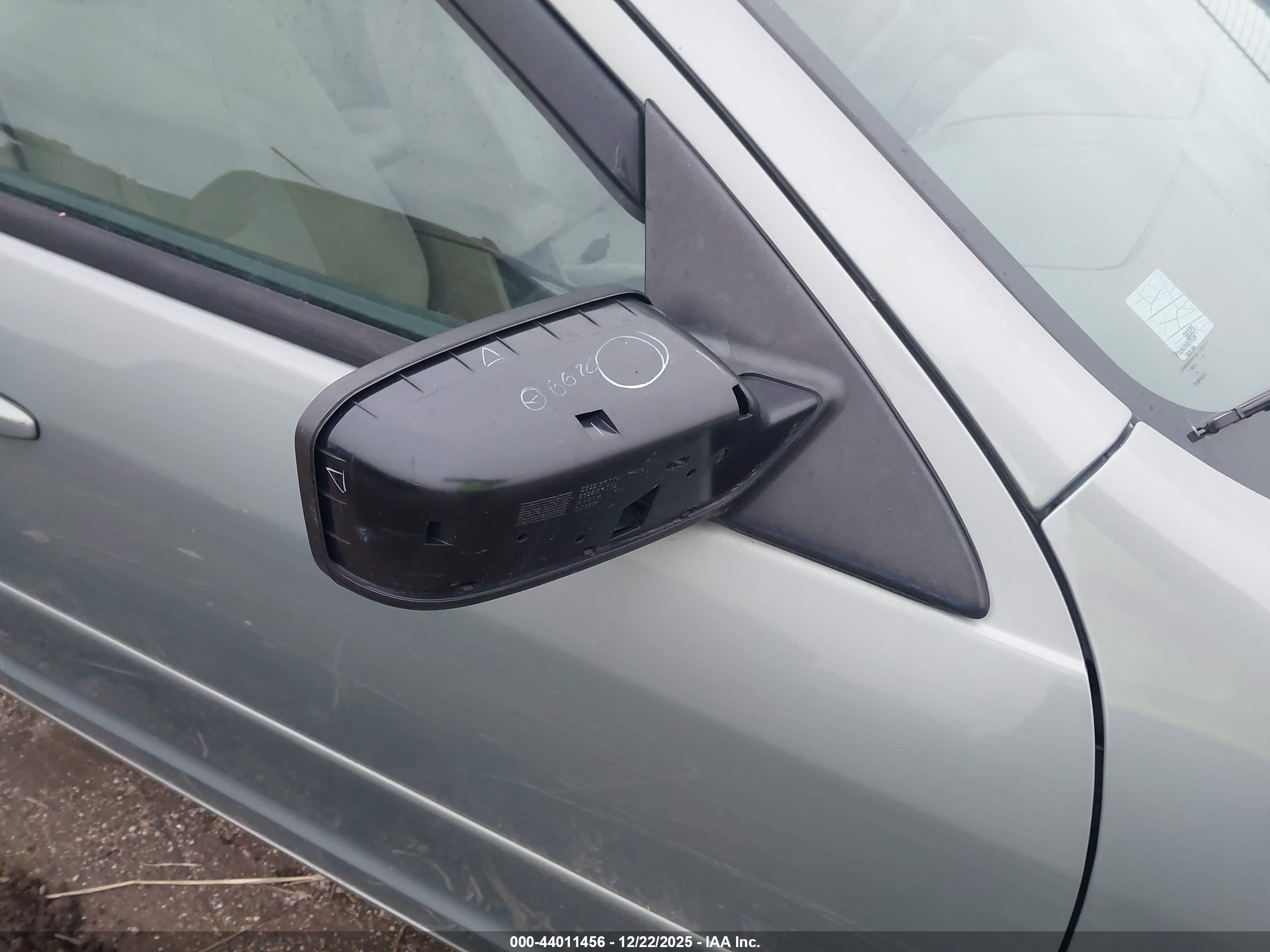 FORD FUSION image 6