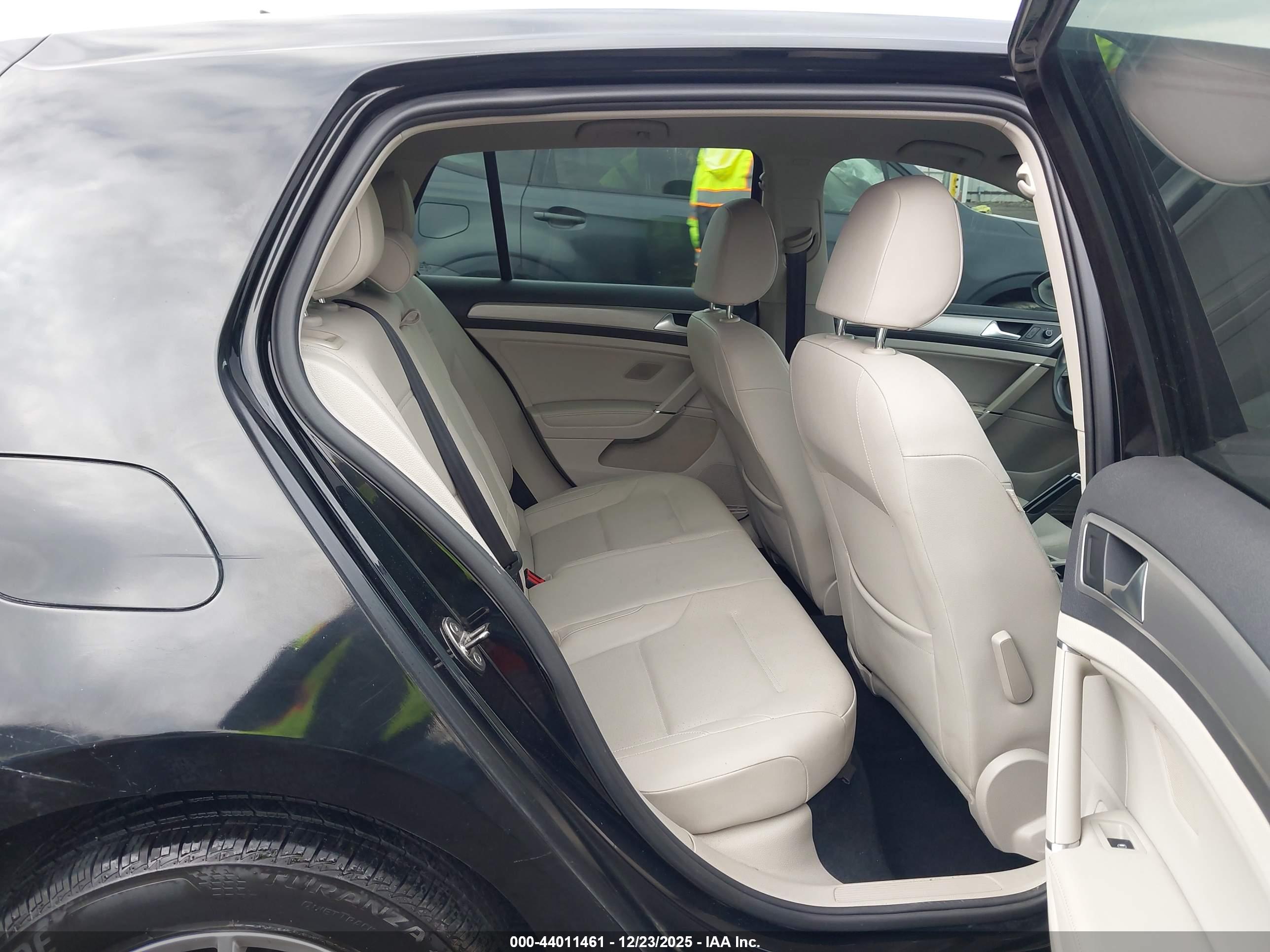 VOLKSWAGEN GOLF image 8