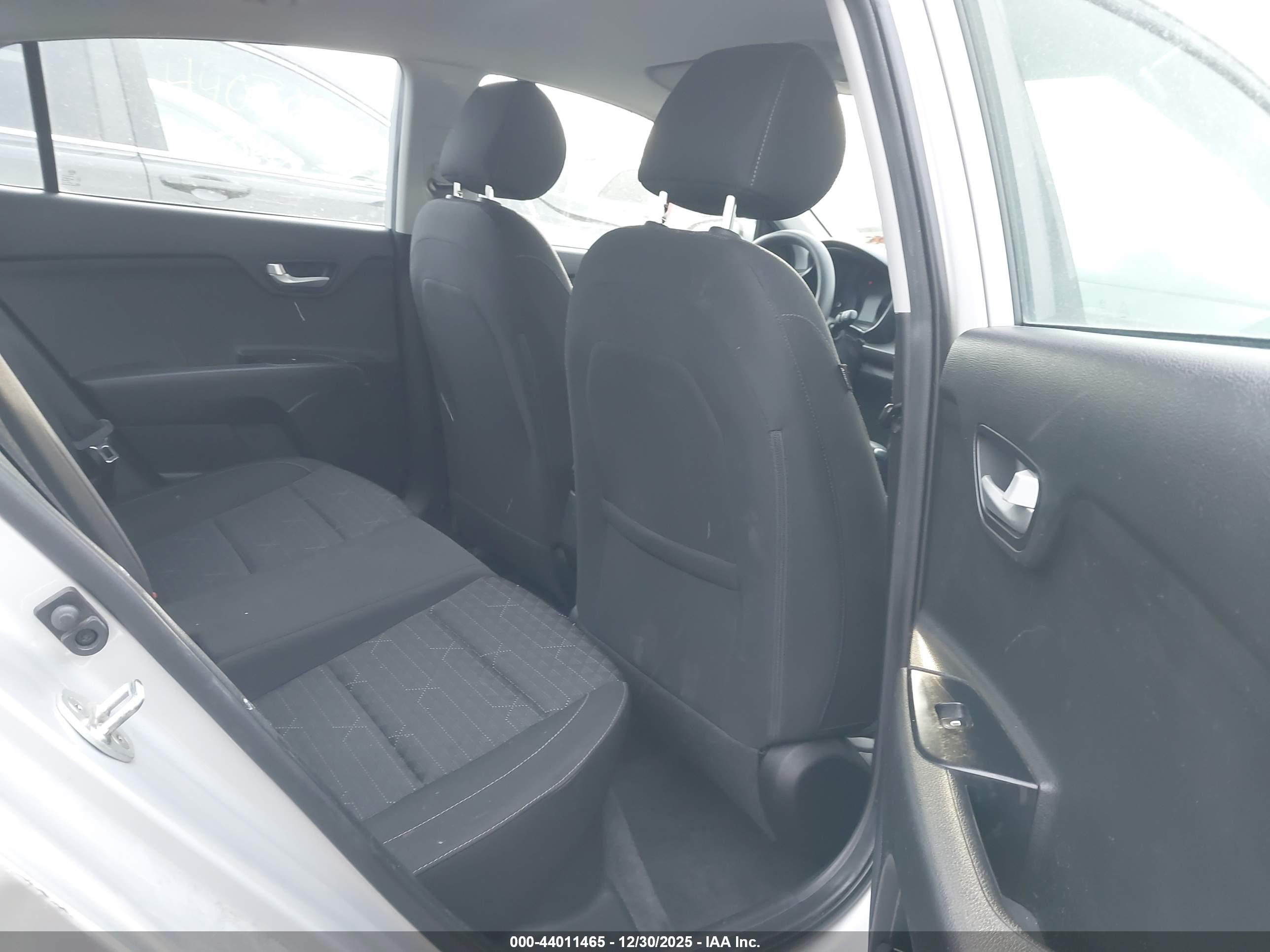 KIA RIO image 8