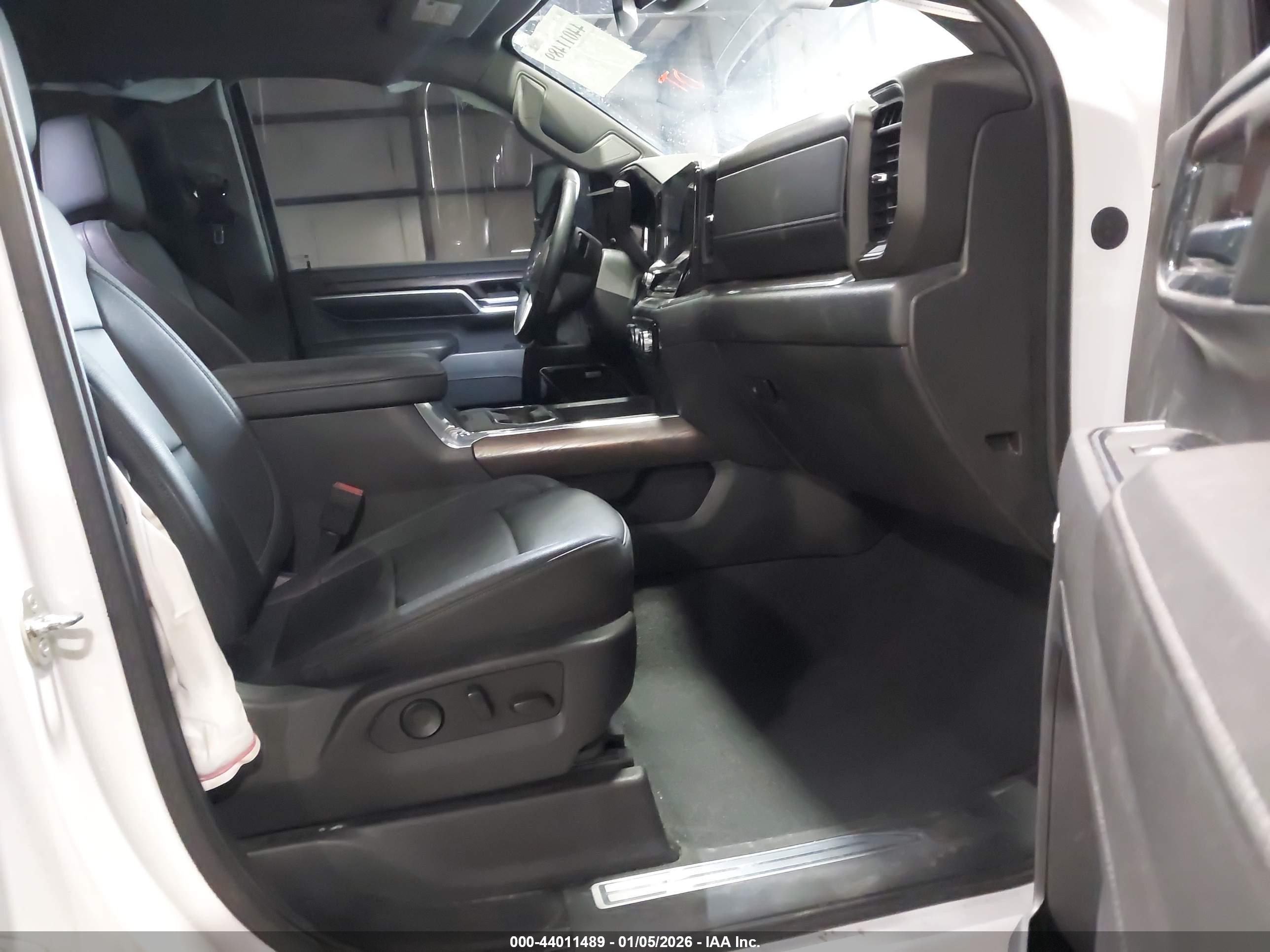 GMC SIERRA image 8