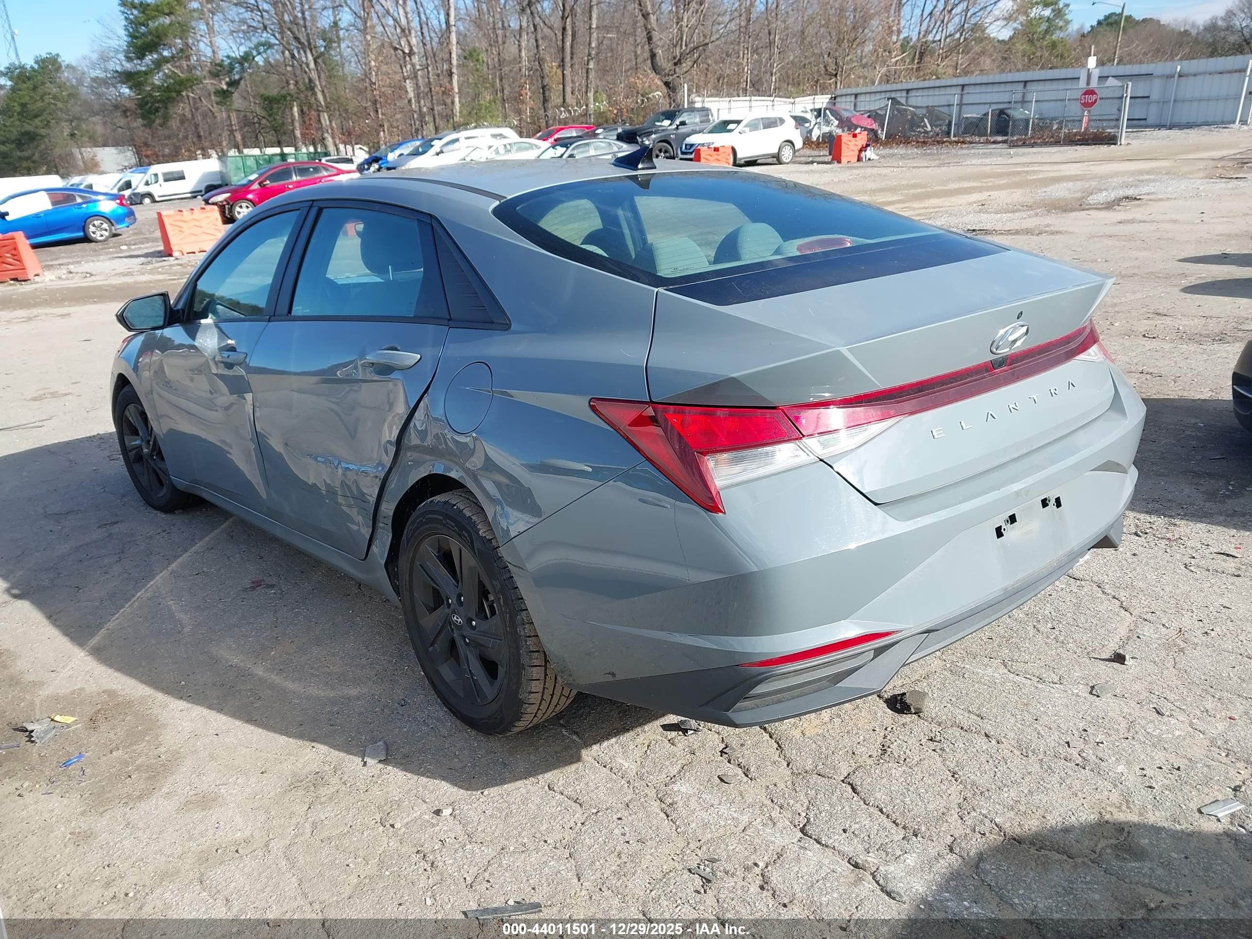 HYUNDAI ELANTRA image 3