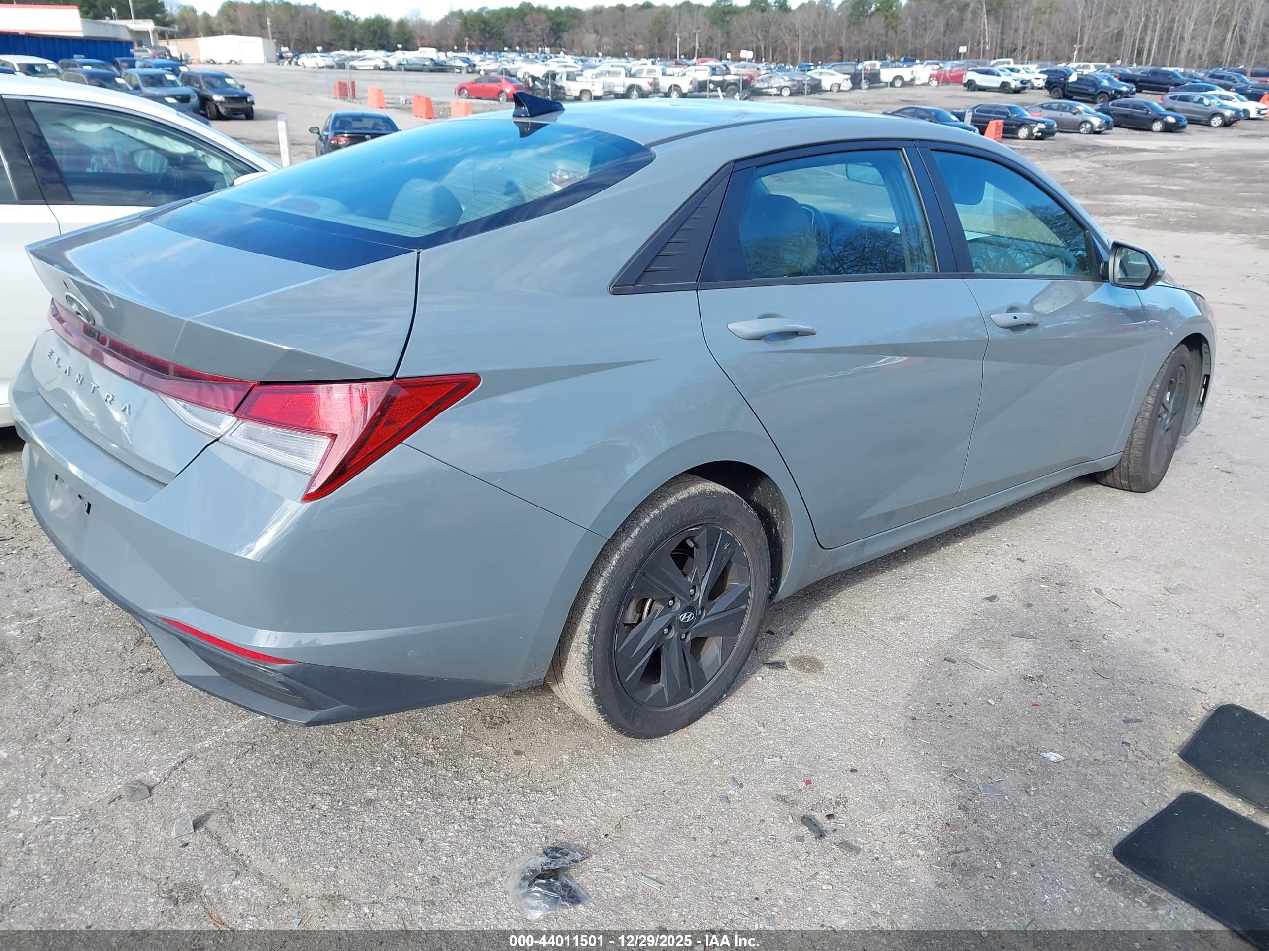 HYUNDAI ELANTRA image 4