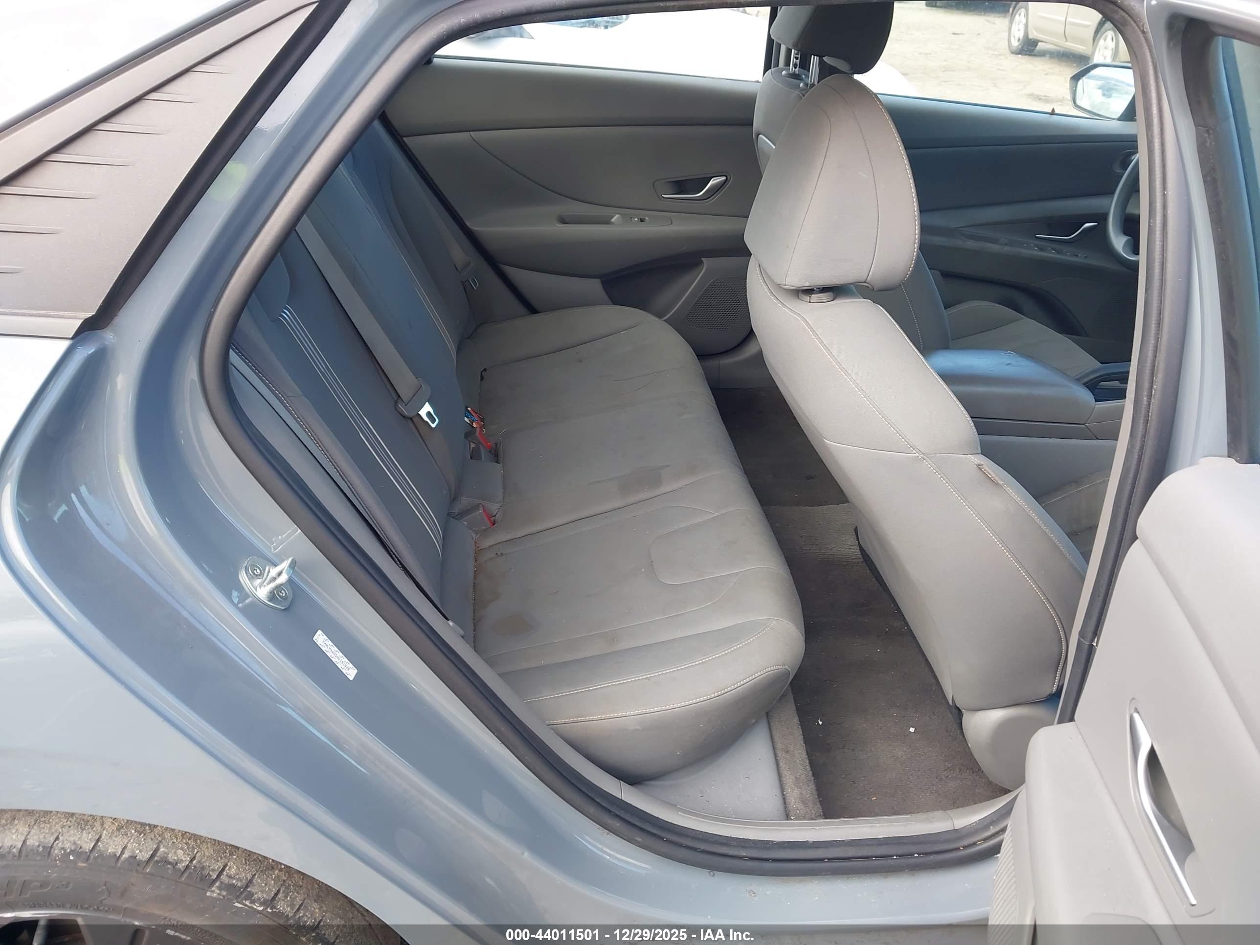 HYUNDAI ELANTRA image 8