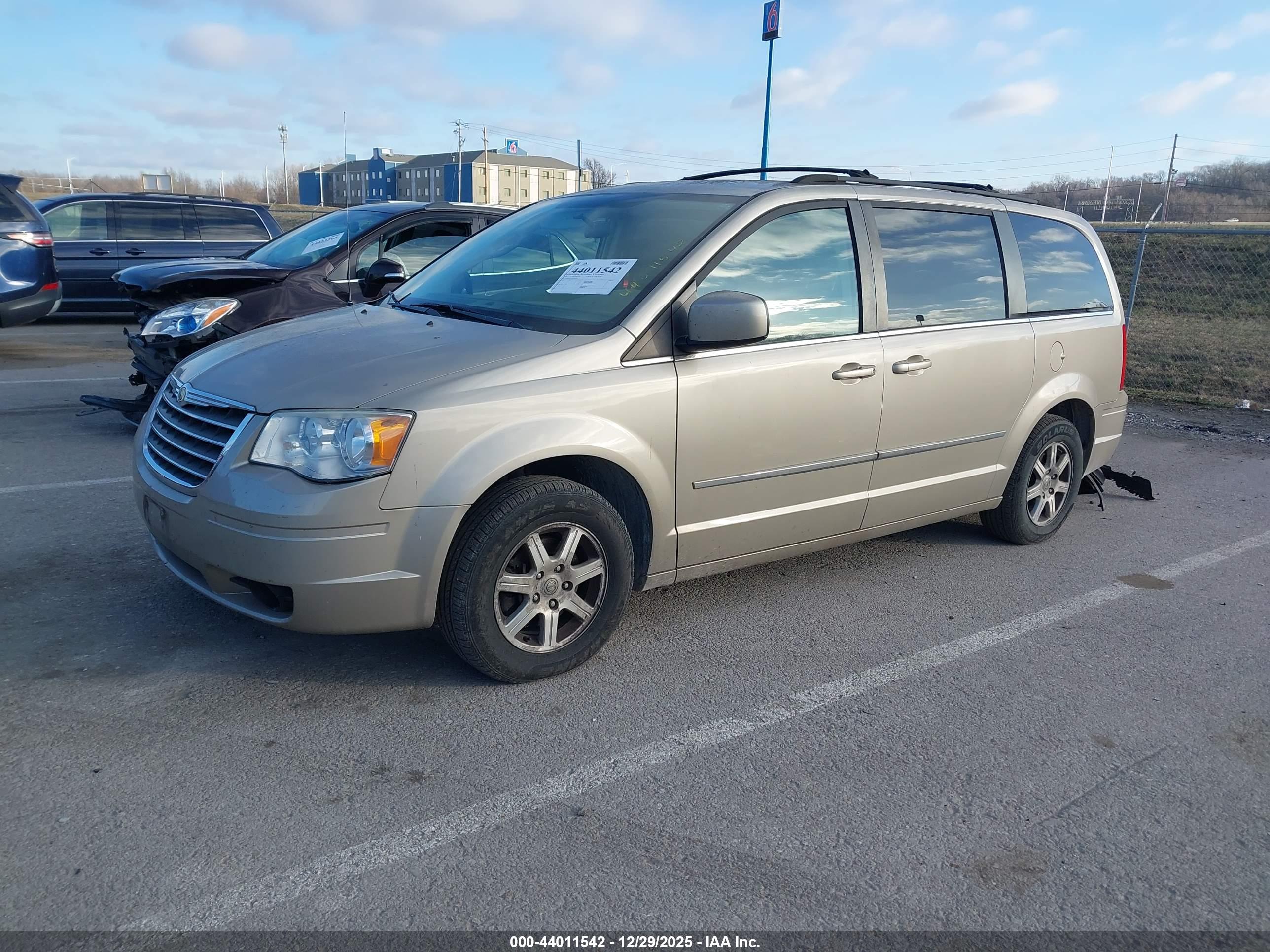 CHRYSLER TOWN image 2