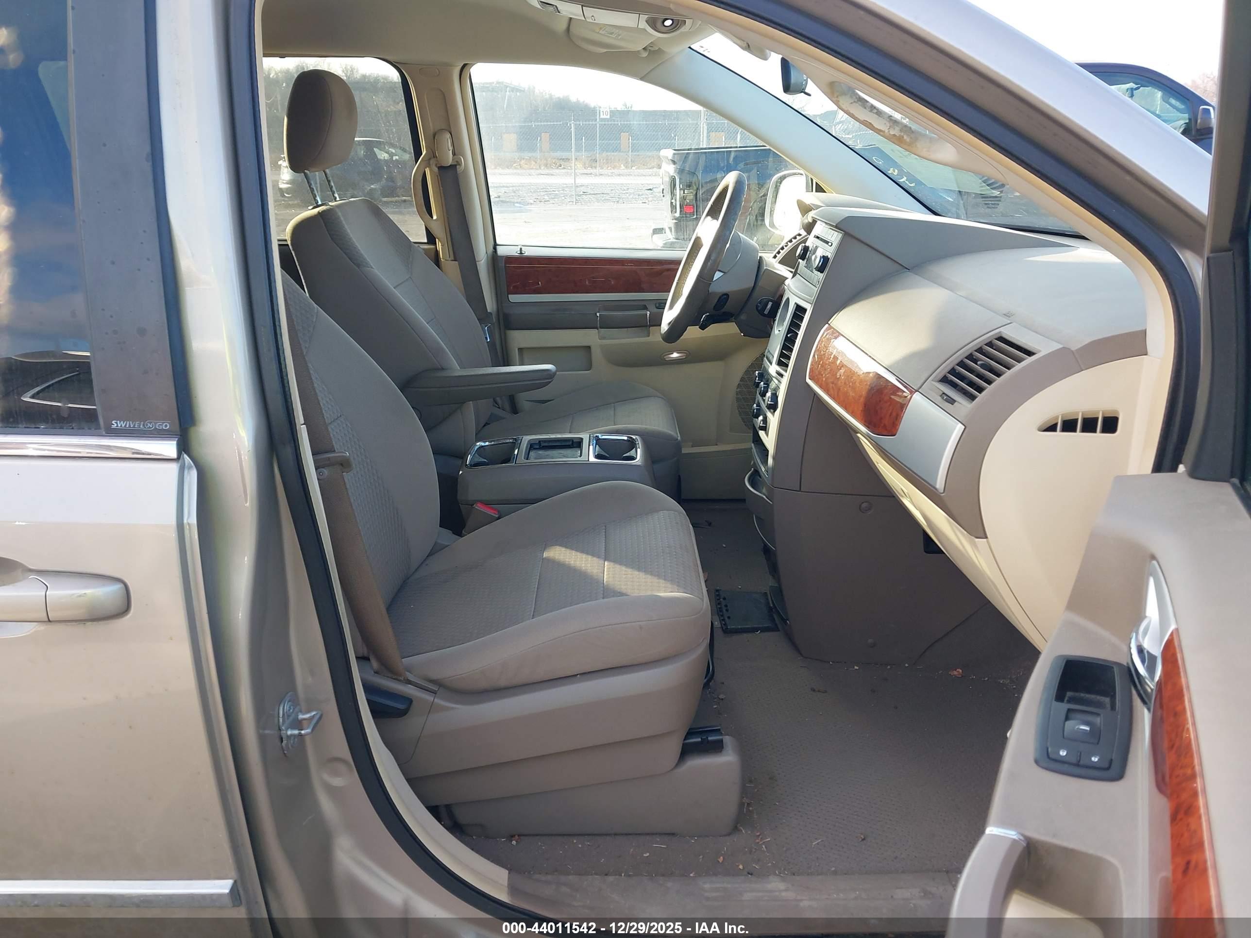 CHRYSLER TOWN image 5