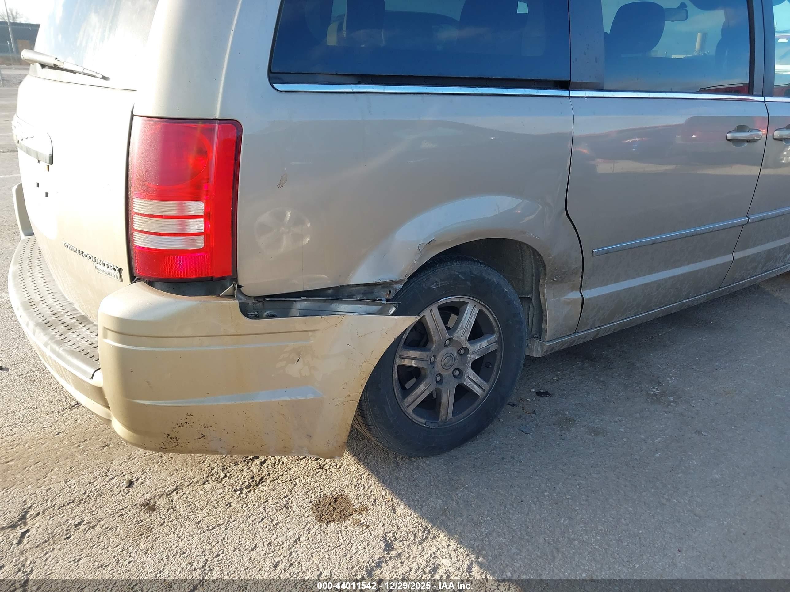 CHRYSLER TOWN image 6