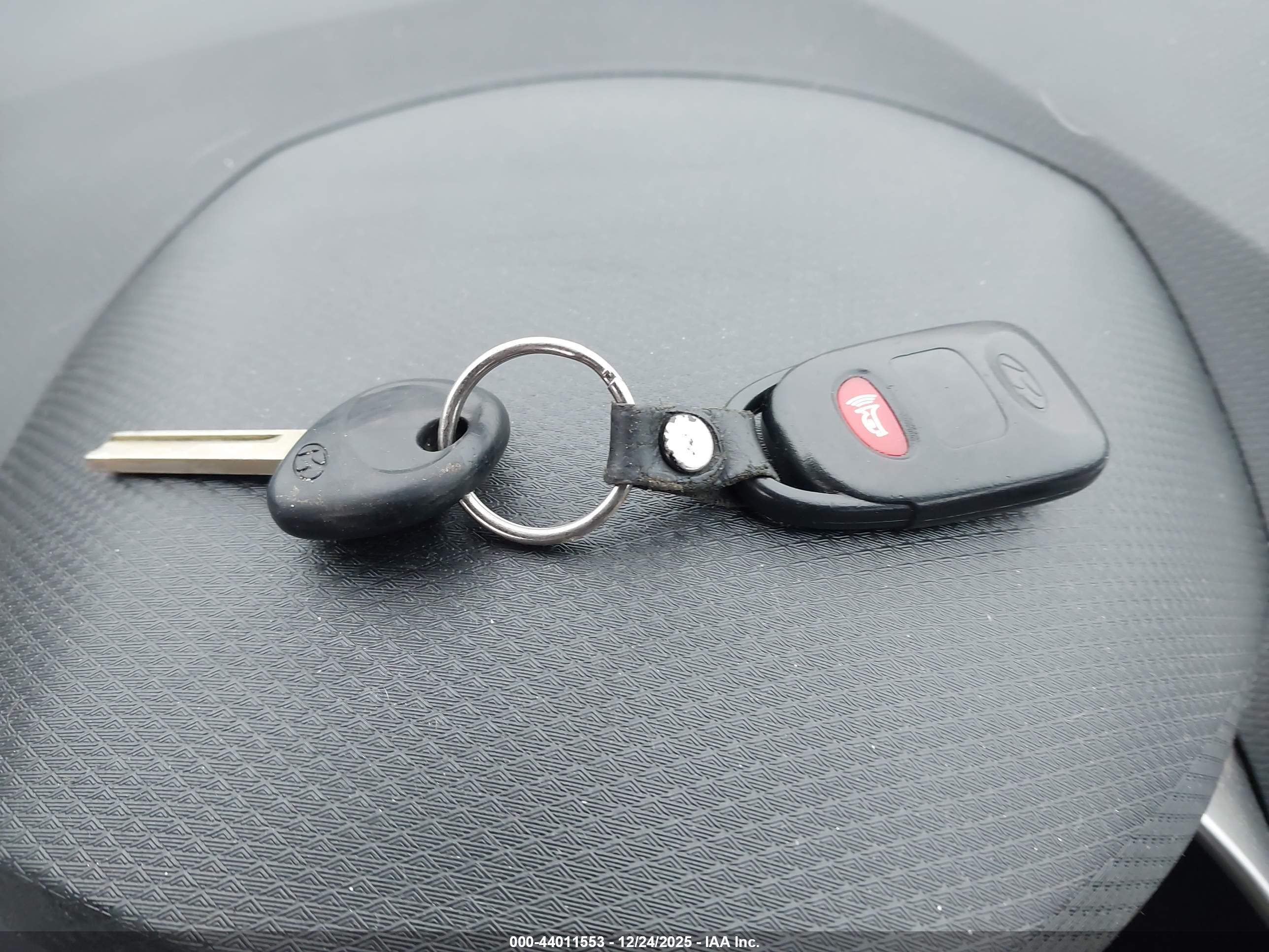 HYUNDAI VELOSTER image 11