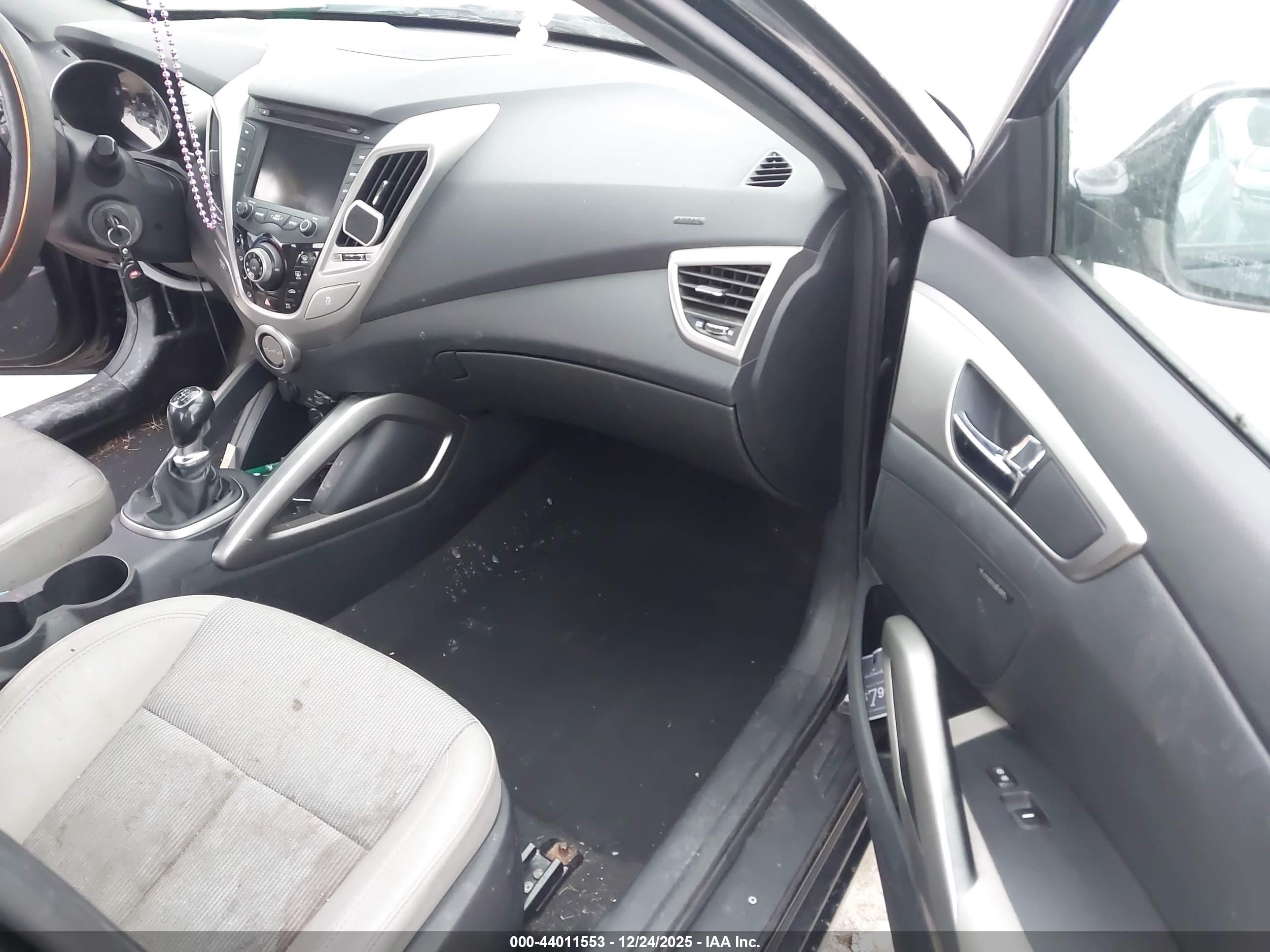 HYUNDAI VELOSTER image 5