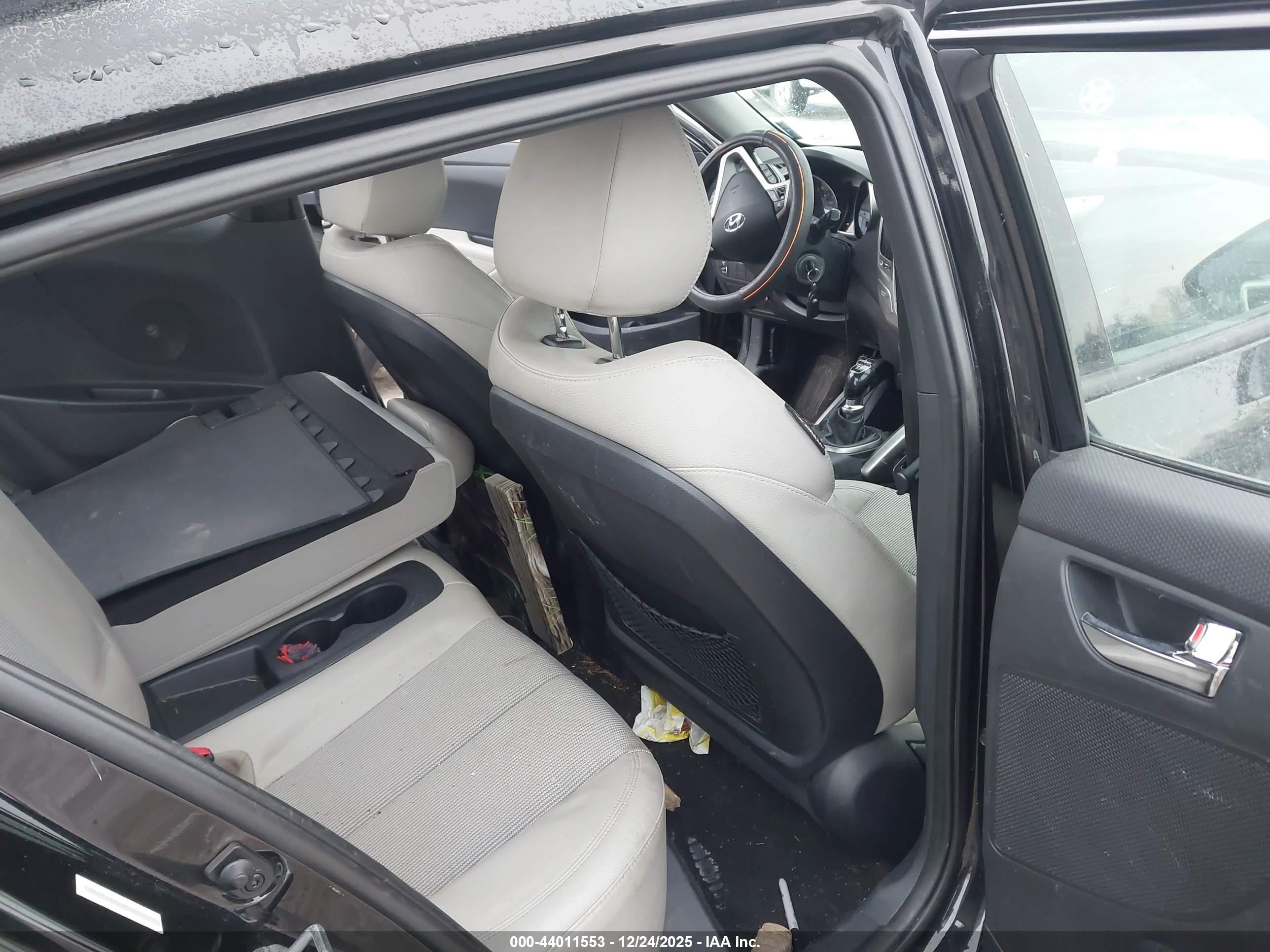 HYUNDAI VELOSTER image 8
