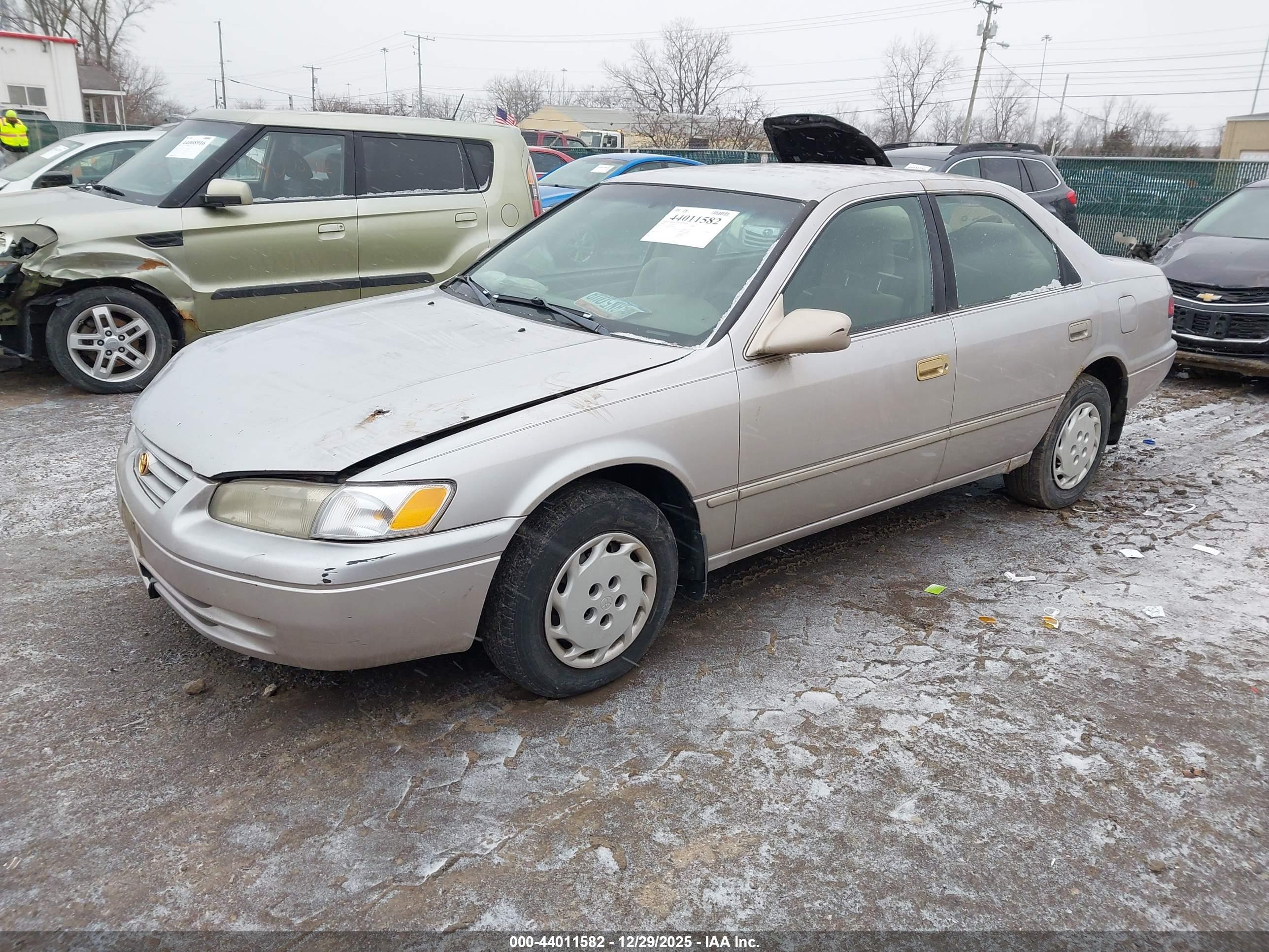 TOYOTA CAMRY image 2