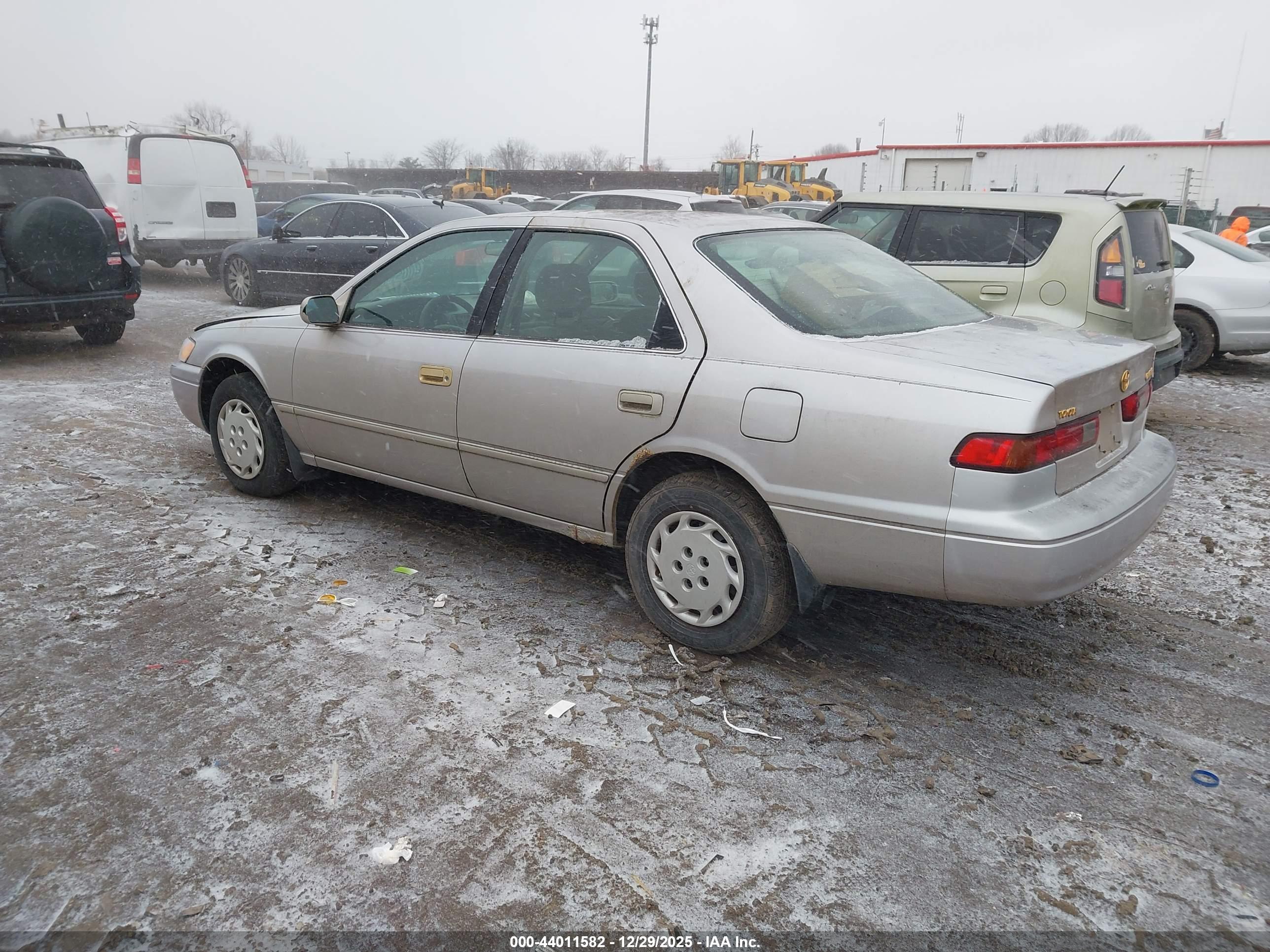 TOYOTA CAMRY image 3