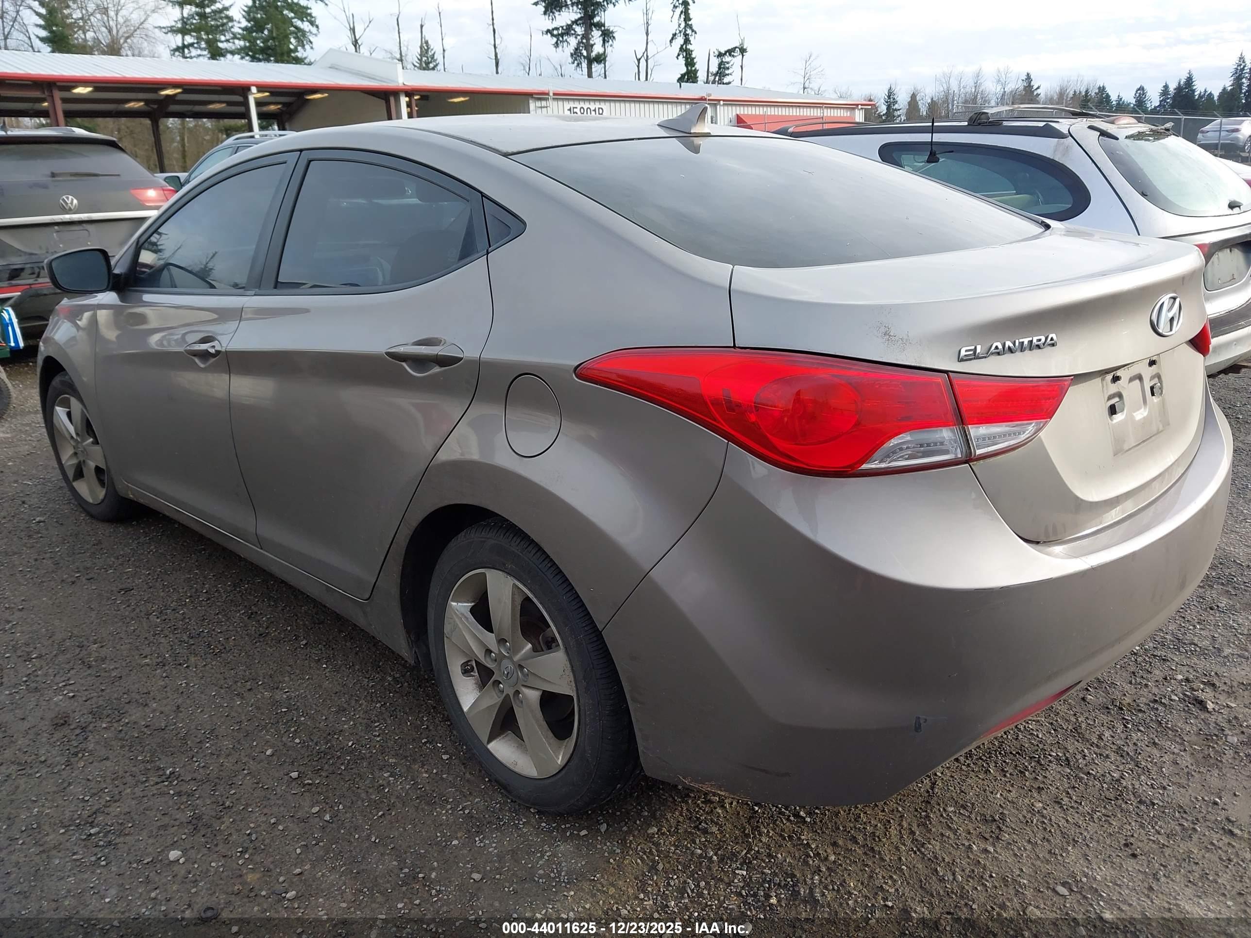 HYUNDAI ELANTRA image 3