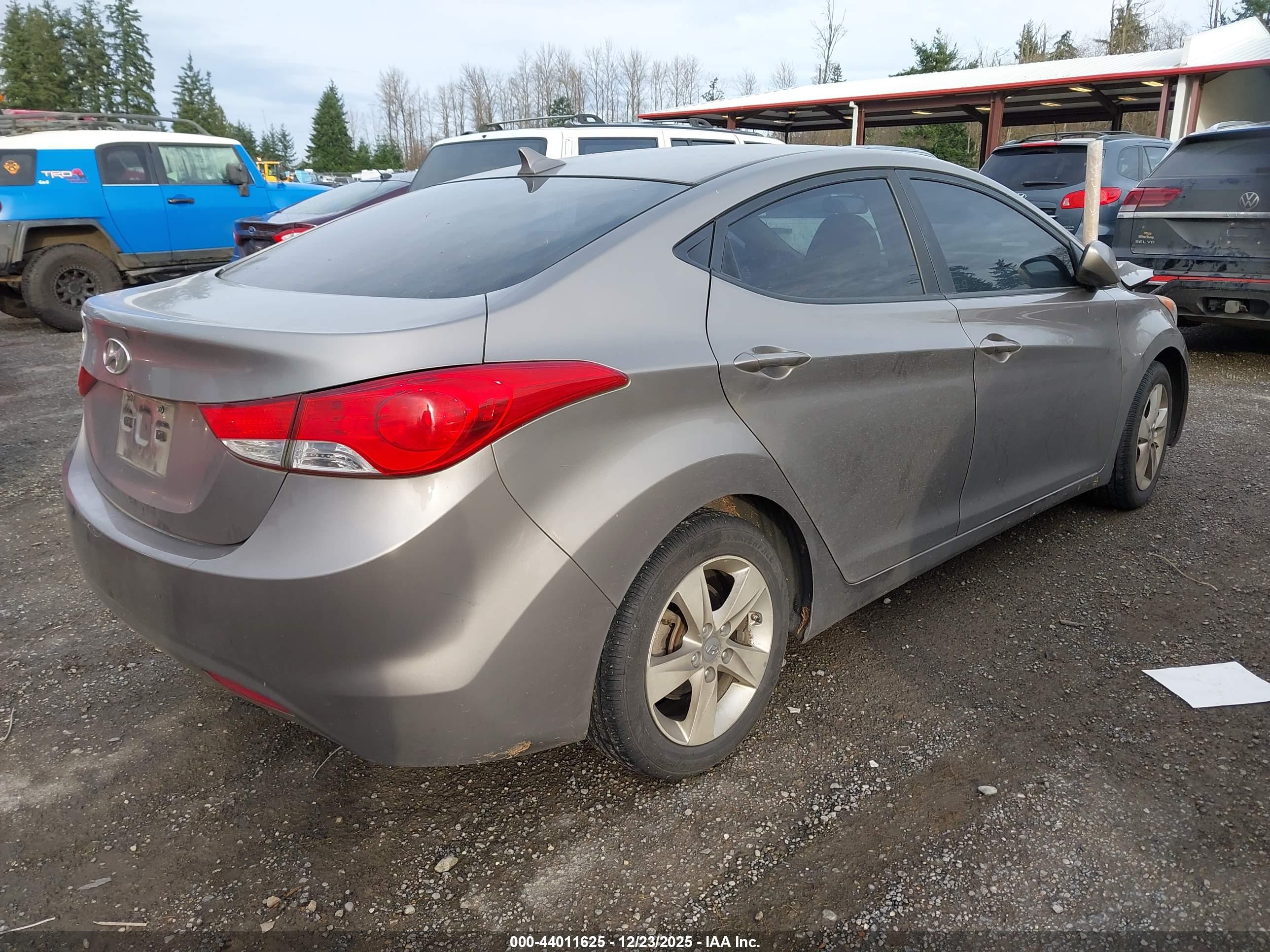 HYUNDAI ELANTRA image 4