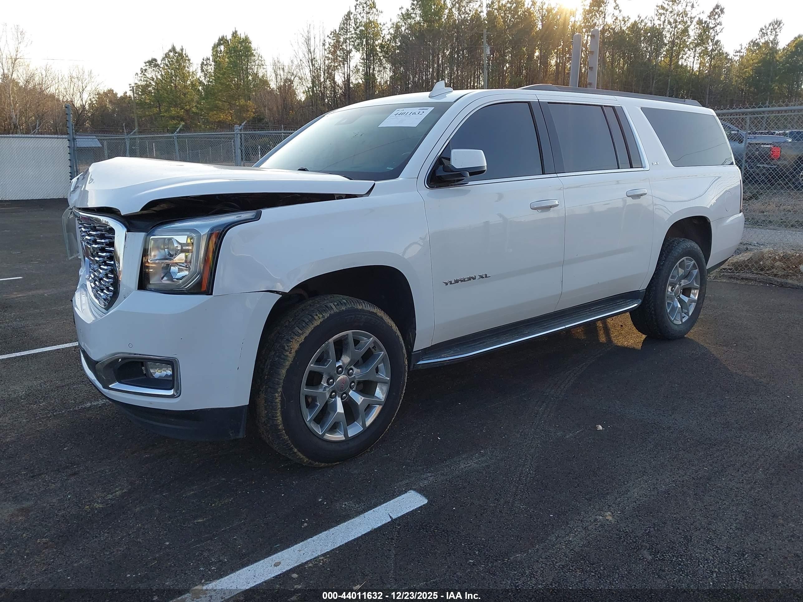 GMC YUKON image 2