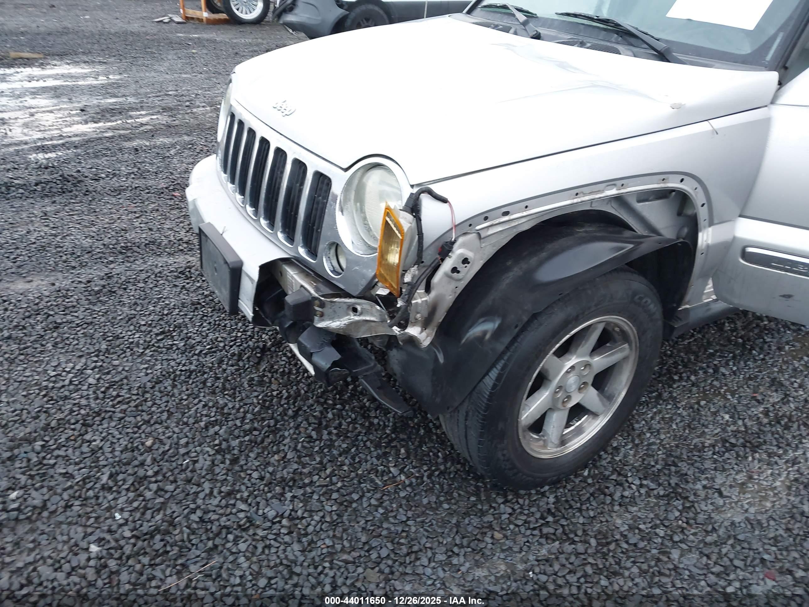 JEEP LIBERTY image 6