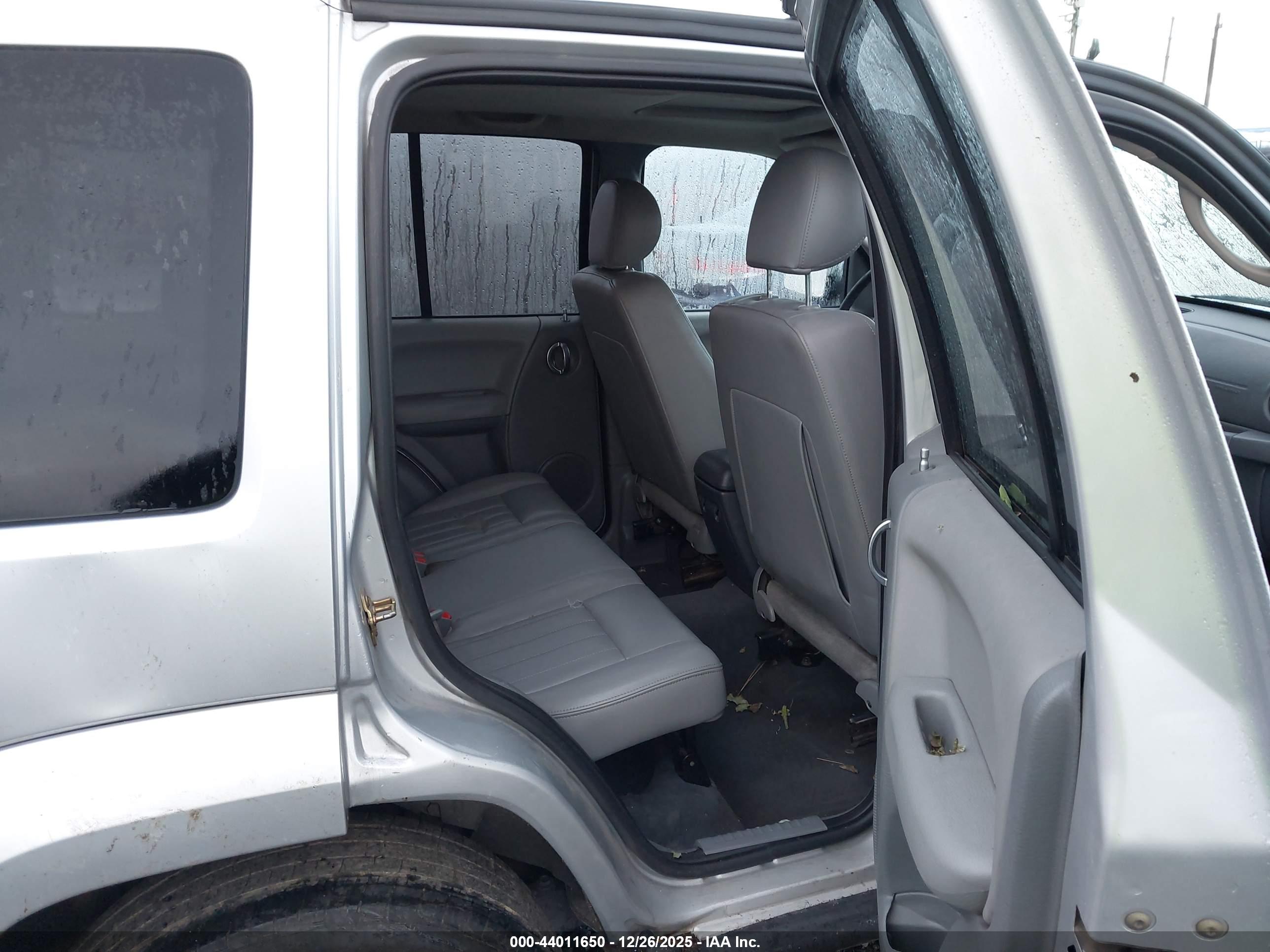 JEEP LIBERTY image 8
