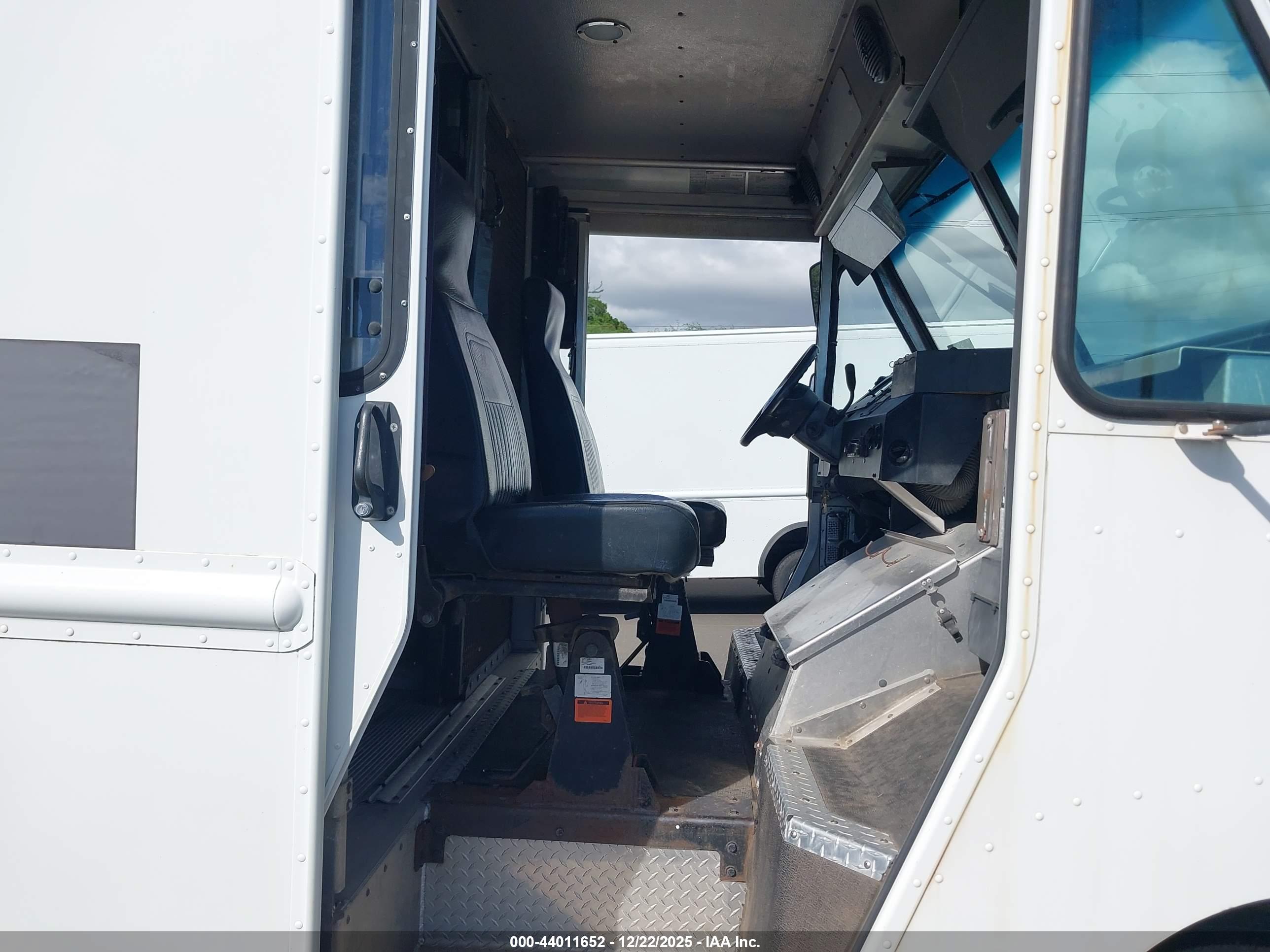 FORD E-350 image 7