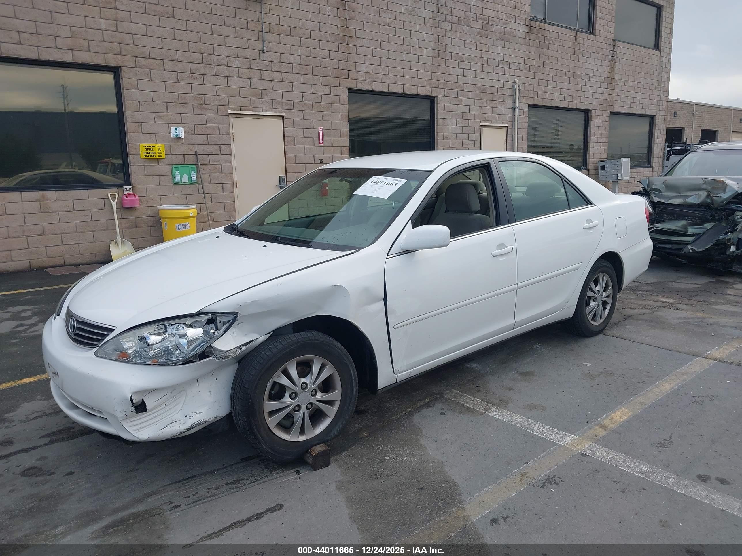 TOYOTA CAMRY image 2