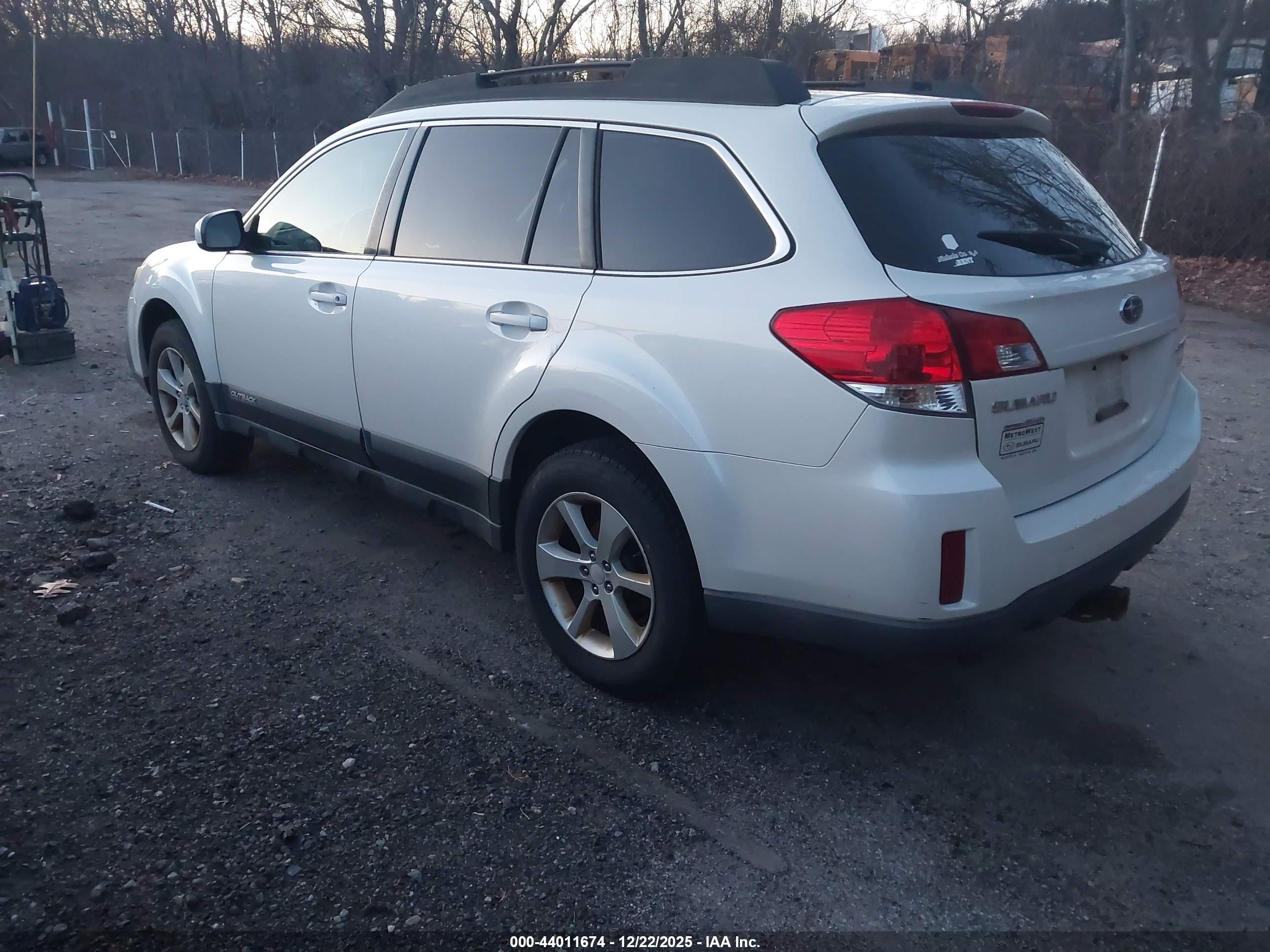 SUBARU OUTBACK image 3