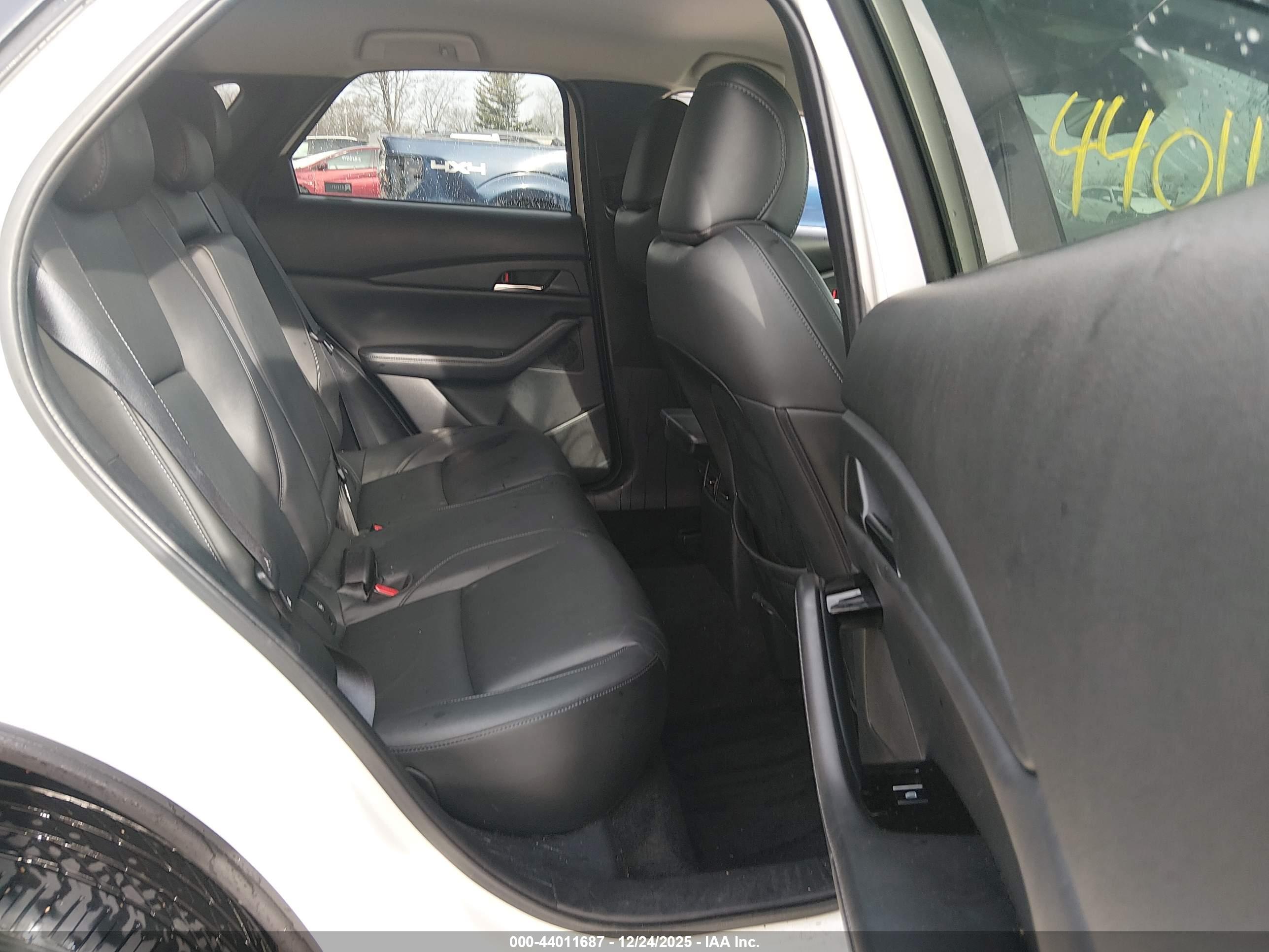 MAZDA CX-30 image 8