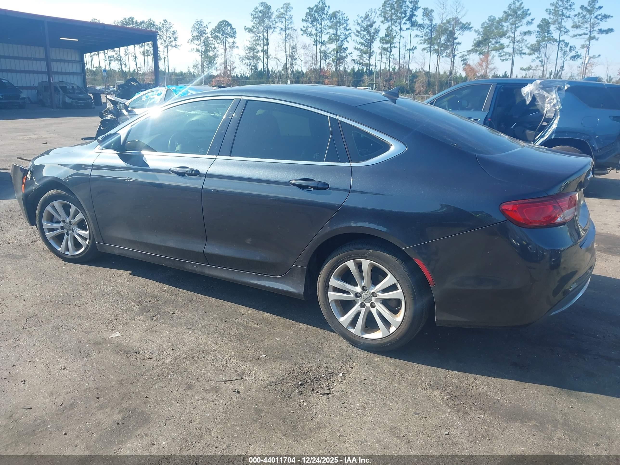 CHRYSLER 200 image 3
