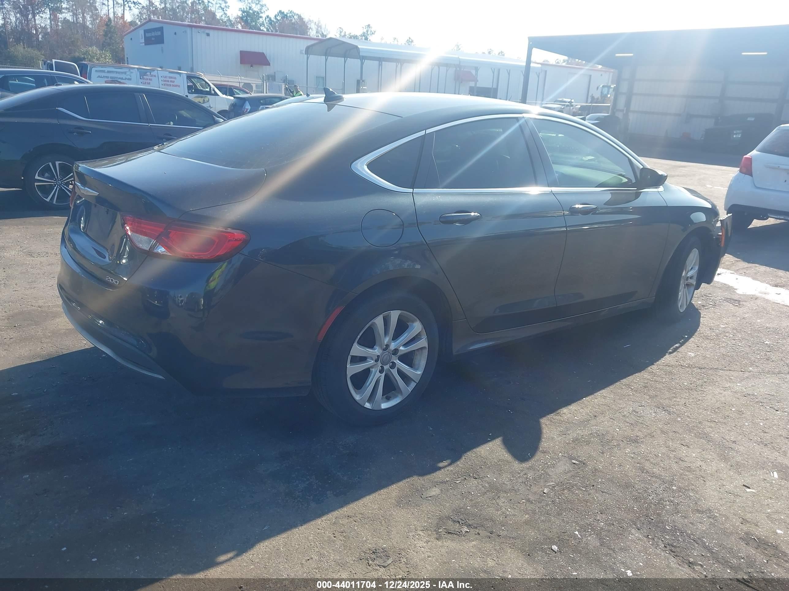 CHRYSLER 200 image 4