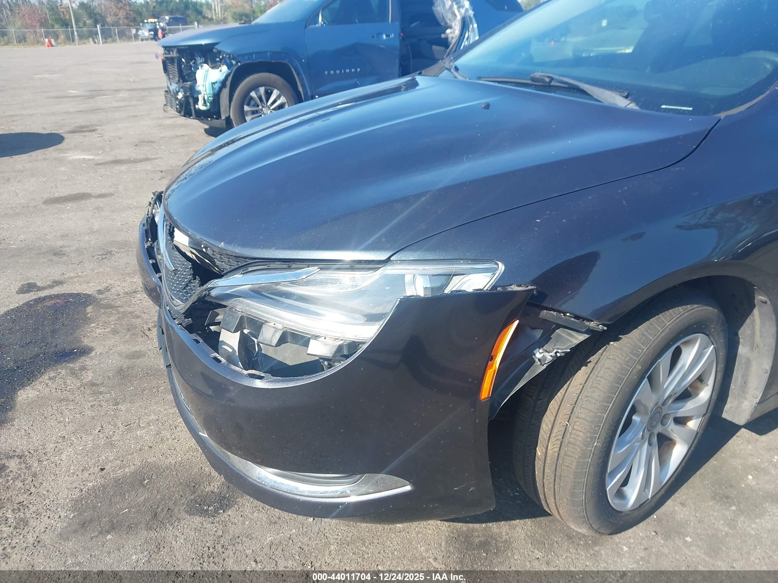 CHRYSLER 200 image 6