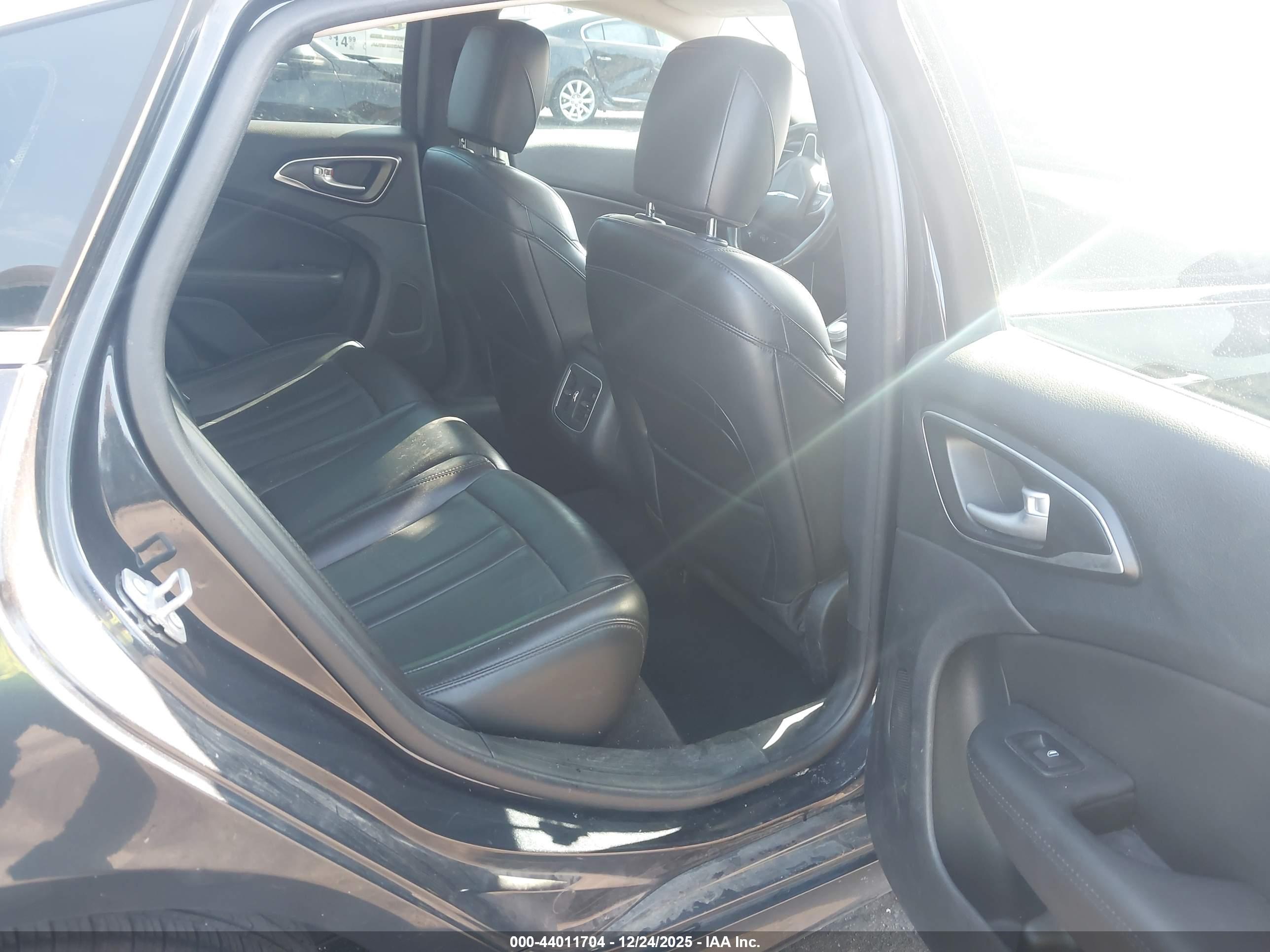 CHRYSLER 200 image 8