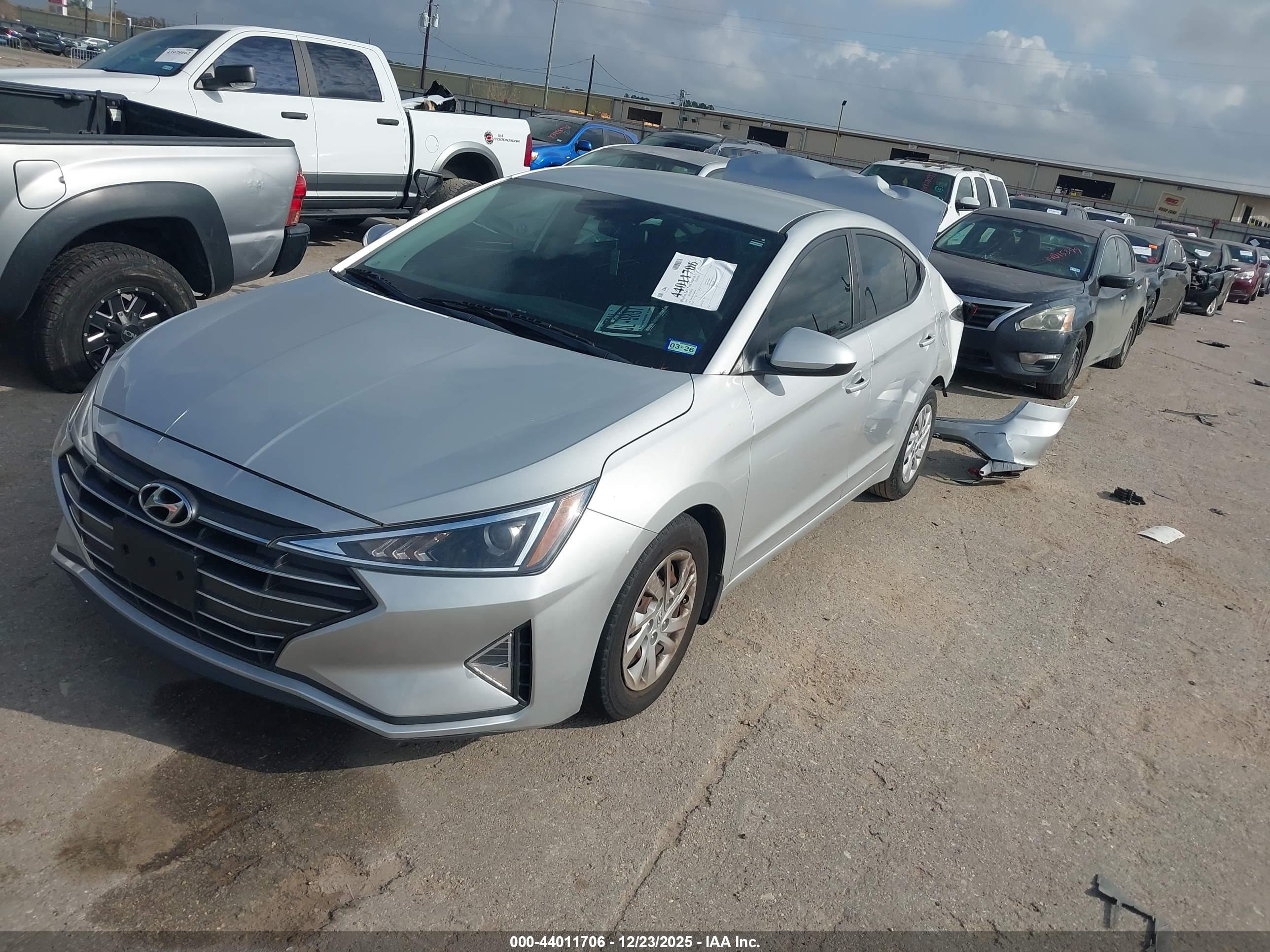 HYUNDAI ELANTRA image 2