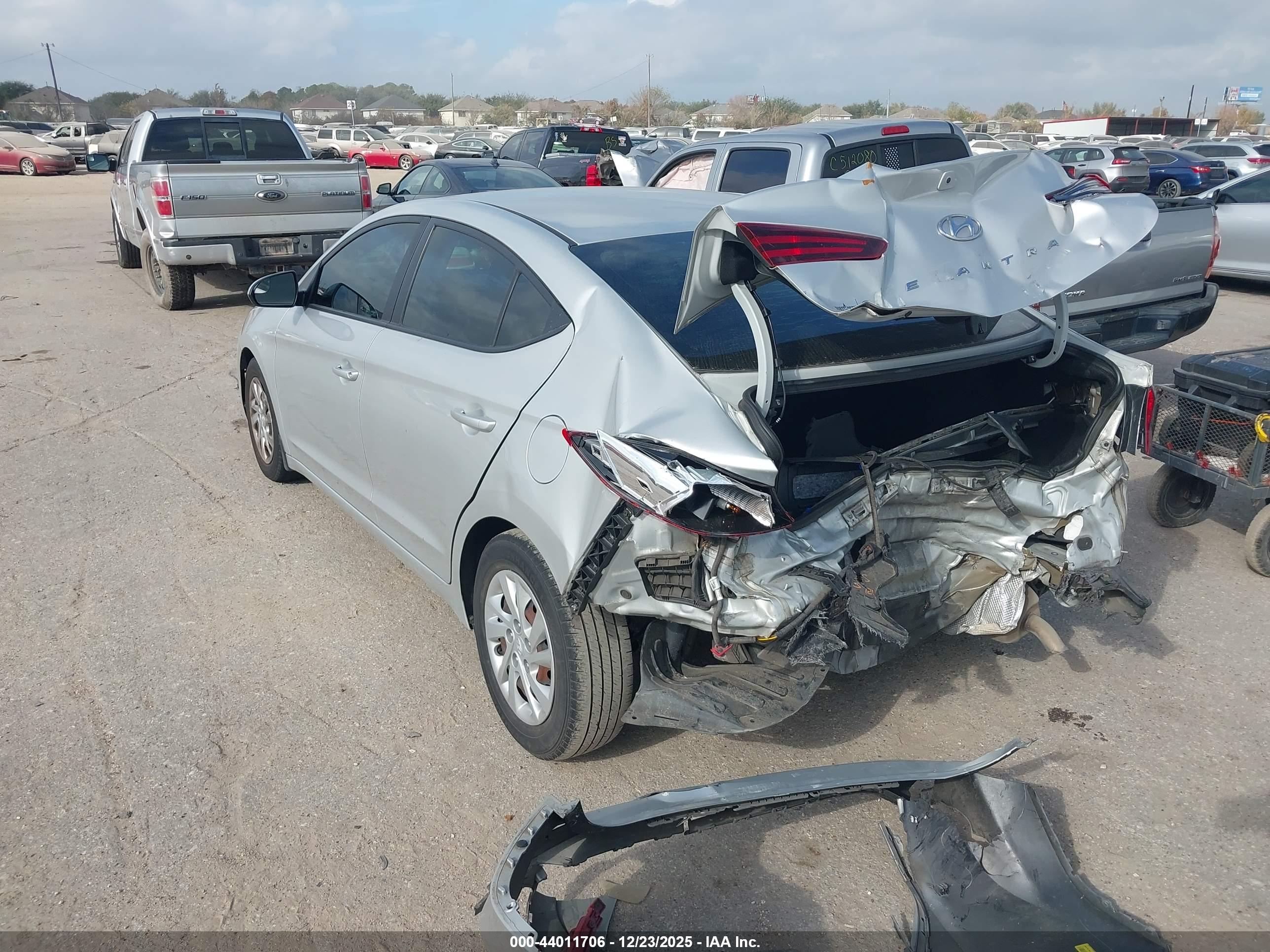 HYUNDAI ELANTRA image 3