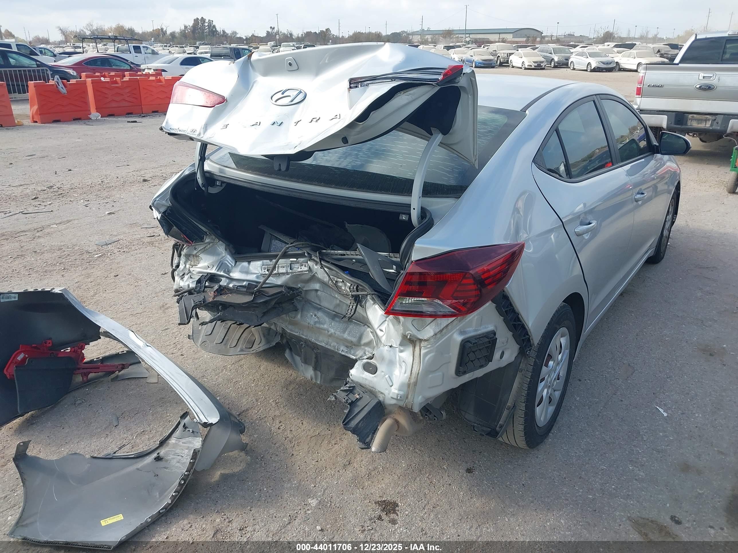 HYUNDAI ELANTRA image 4