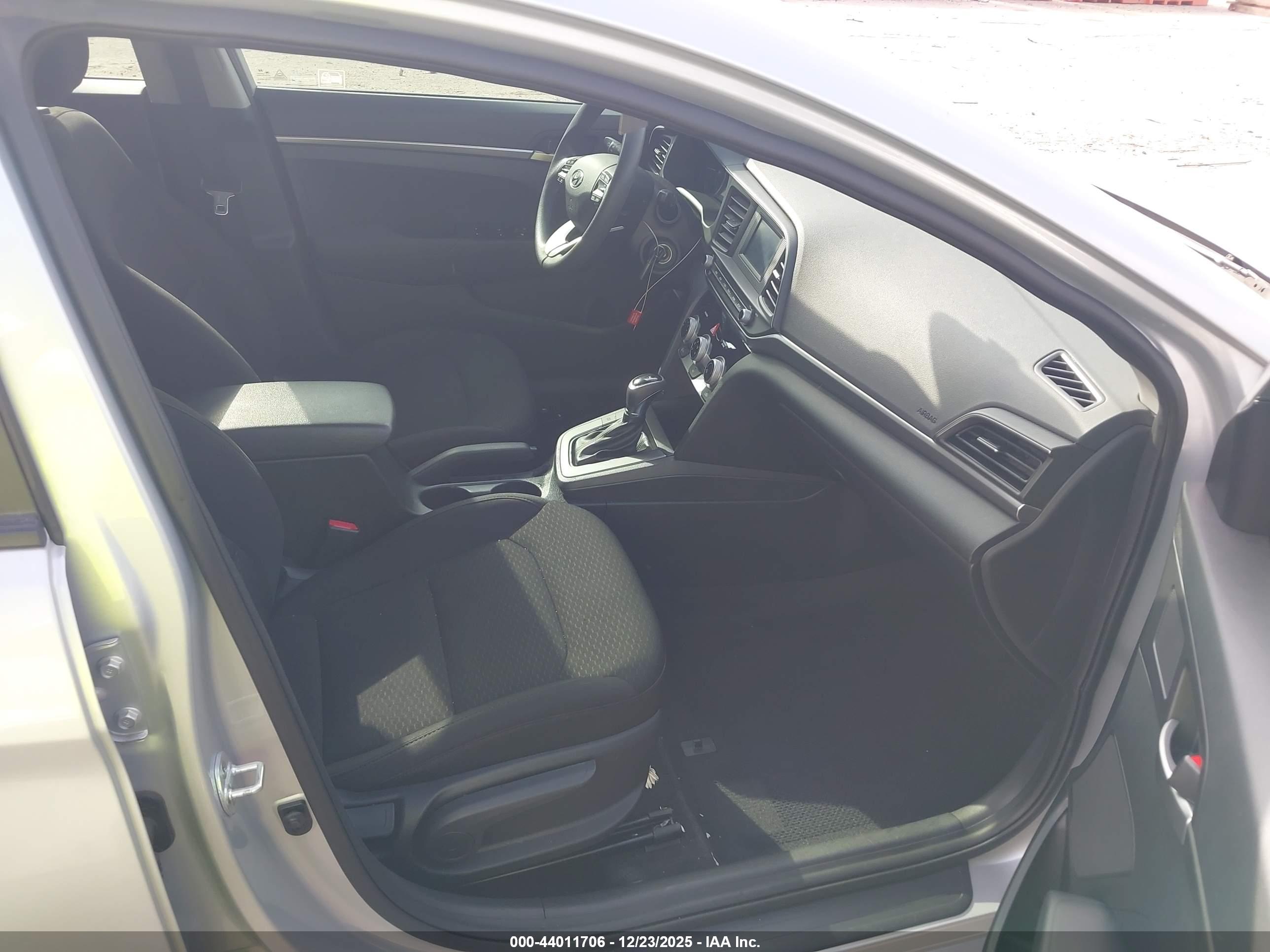 HYUNDAI ELANTRA image 5