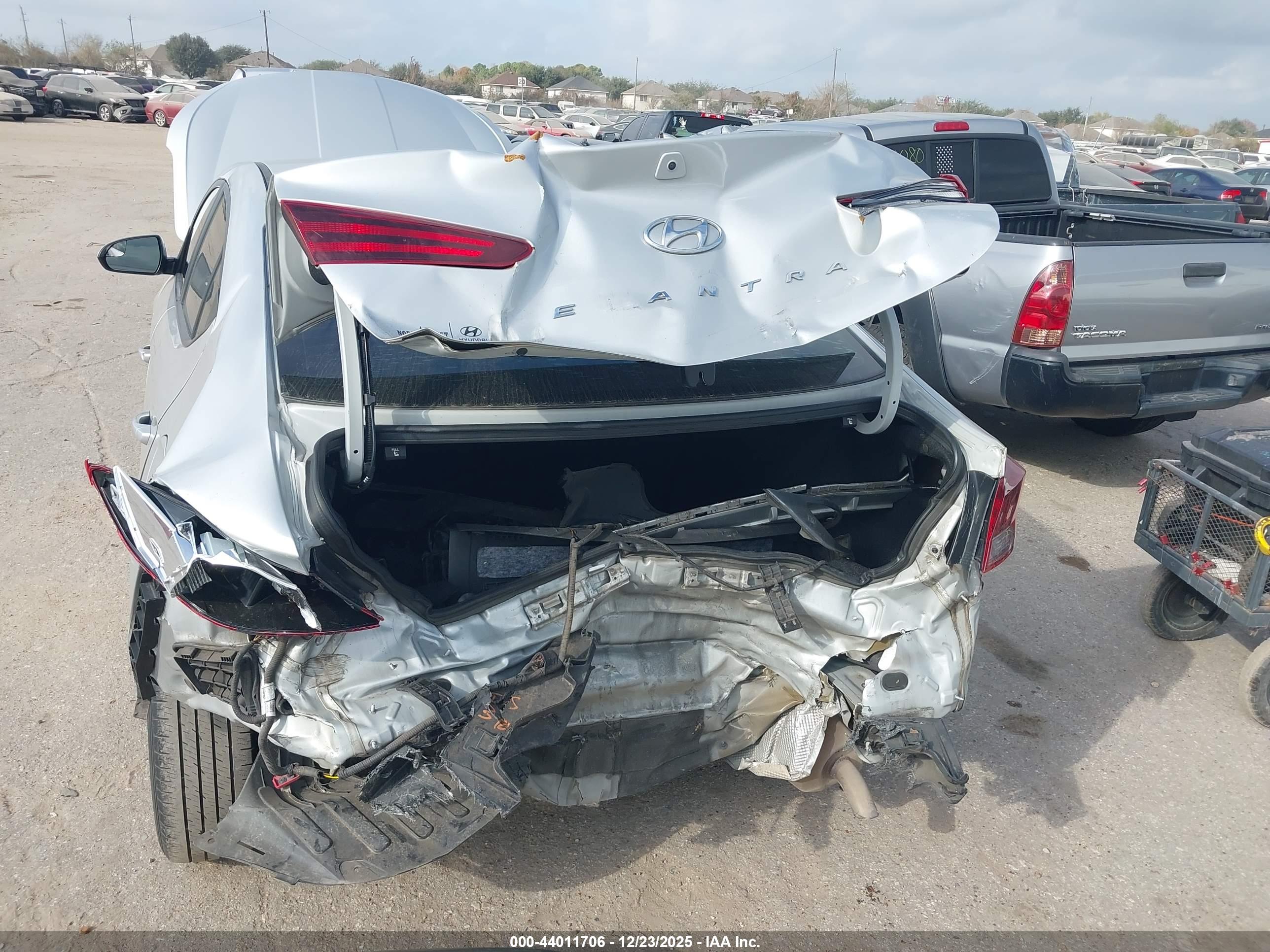 HYUNDAI ELANTRA image 6