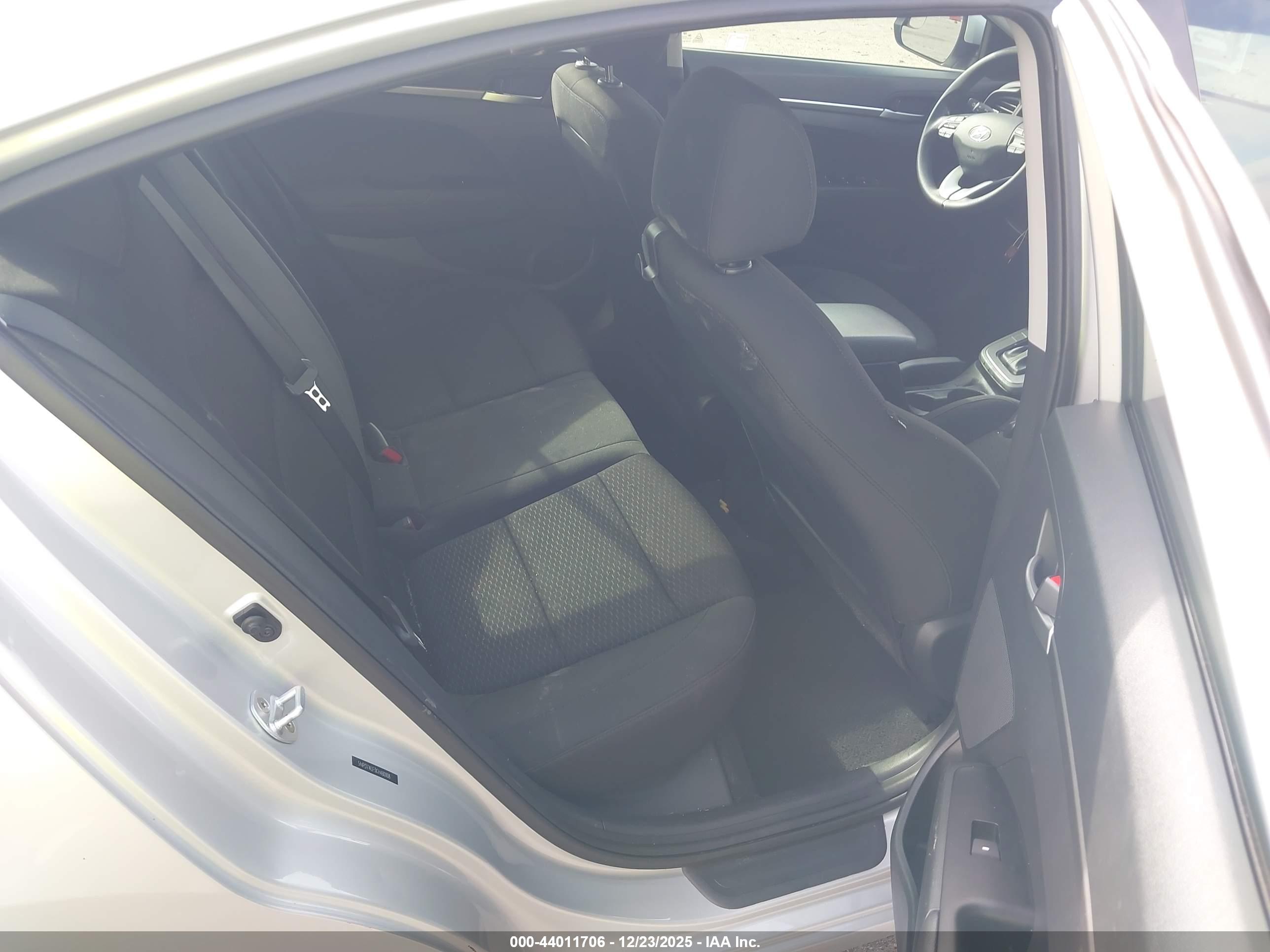 HYUNDAI ELANTRA image 8