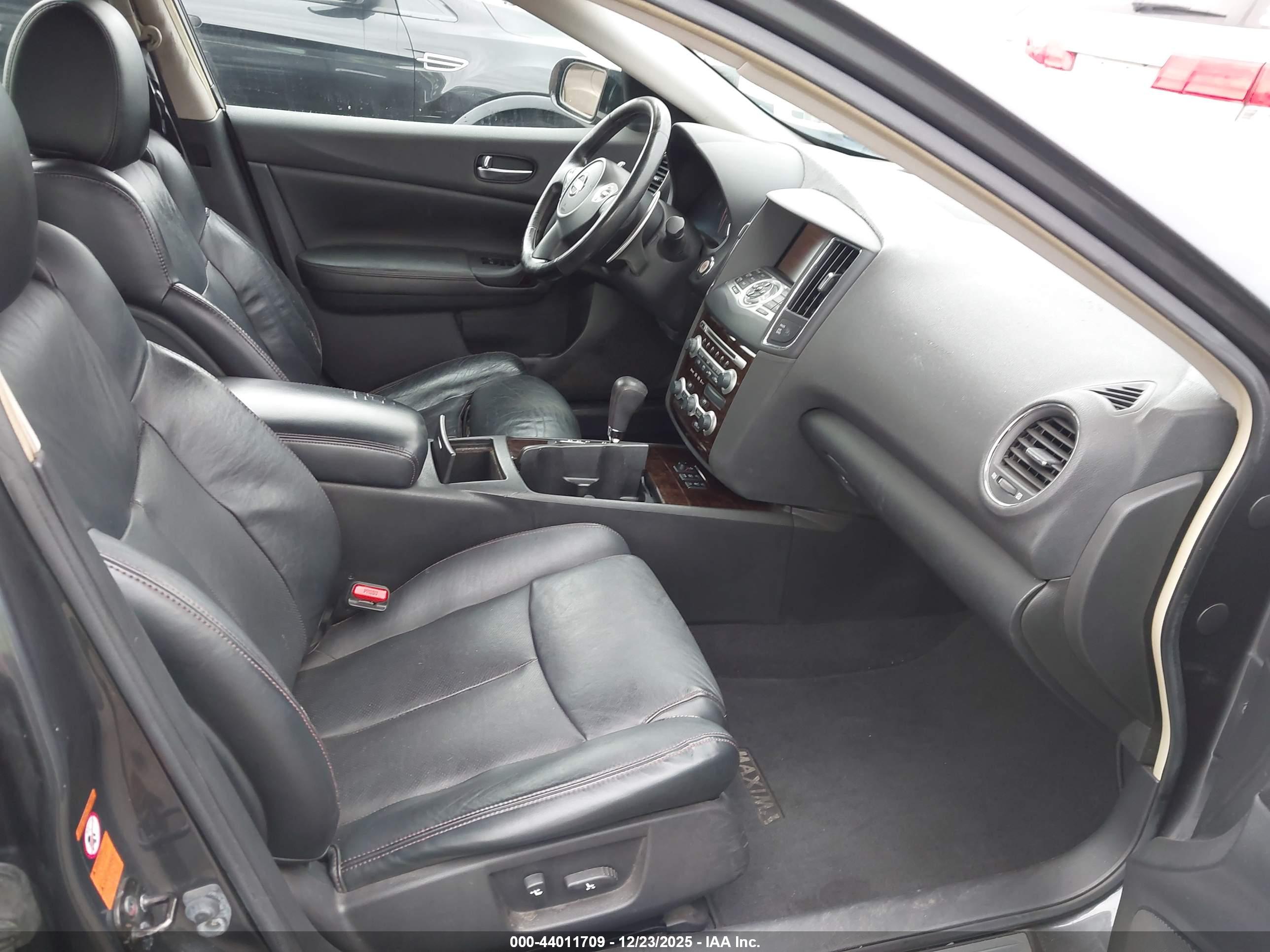 NISSAN MAXIMA image 5