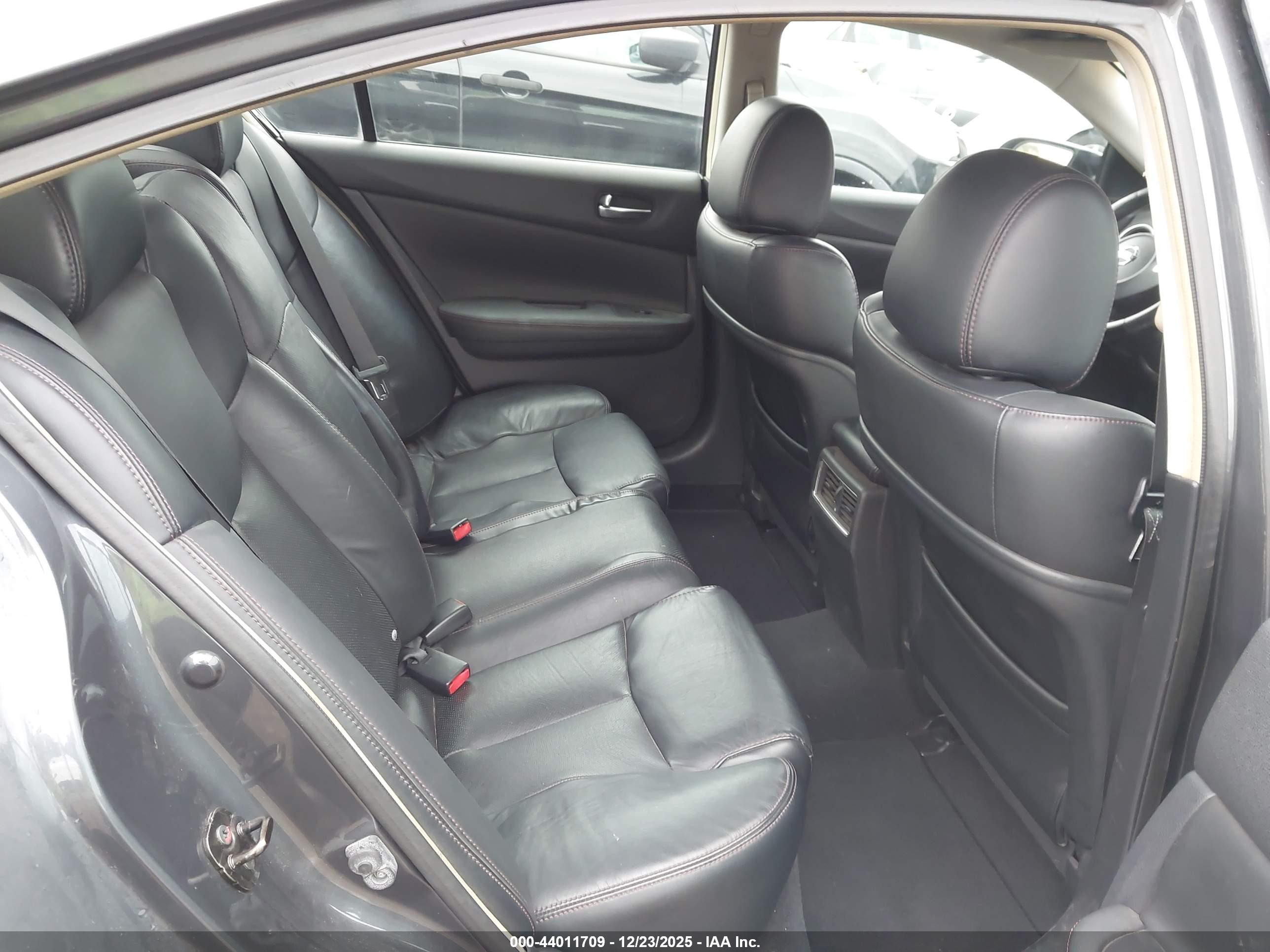 NISSAN MAXIMA image 8