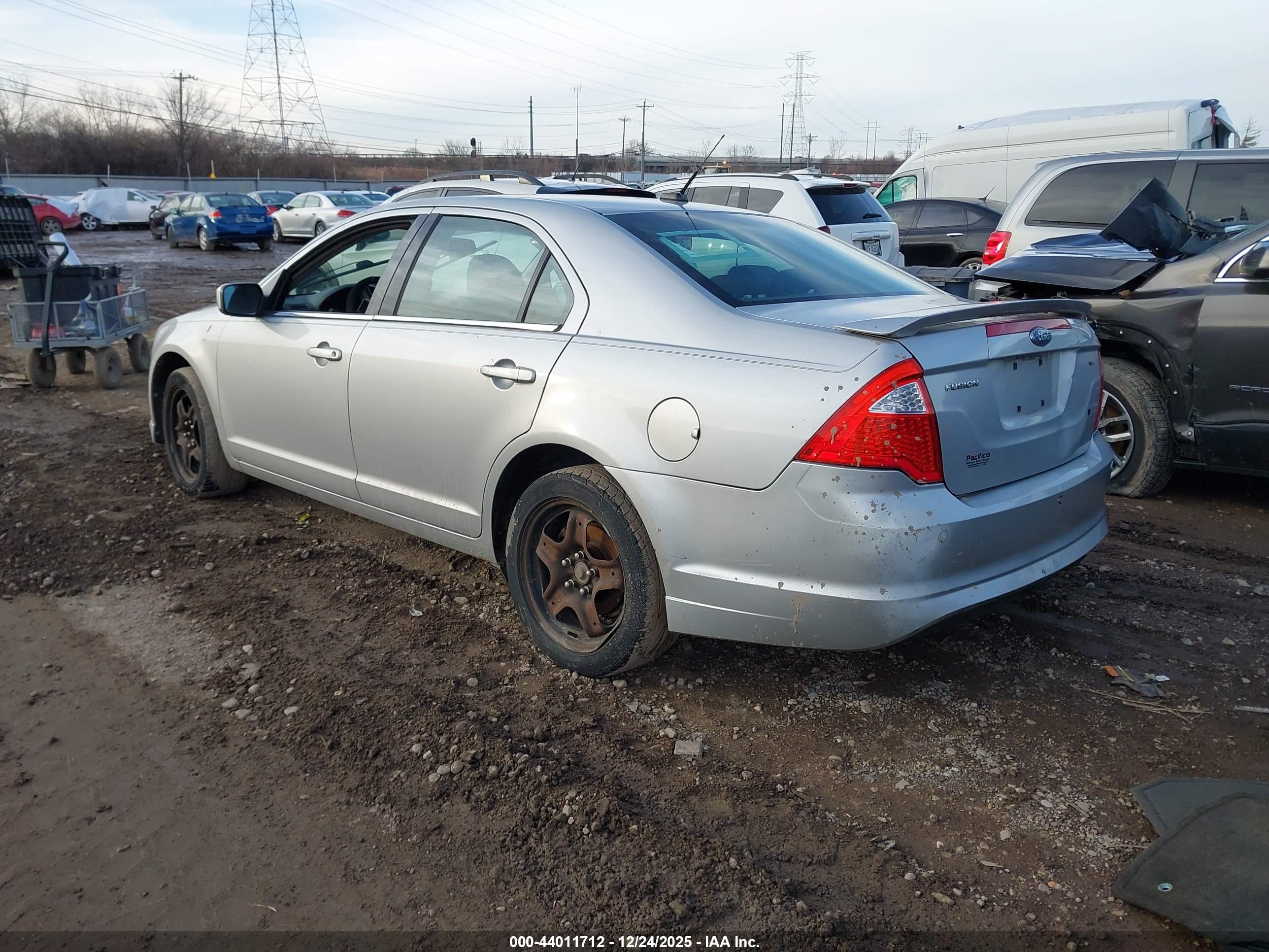 FORD FUSION image 3