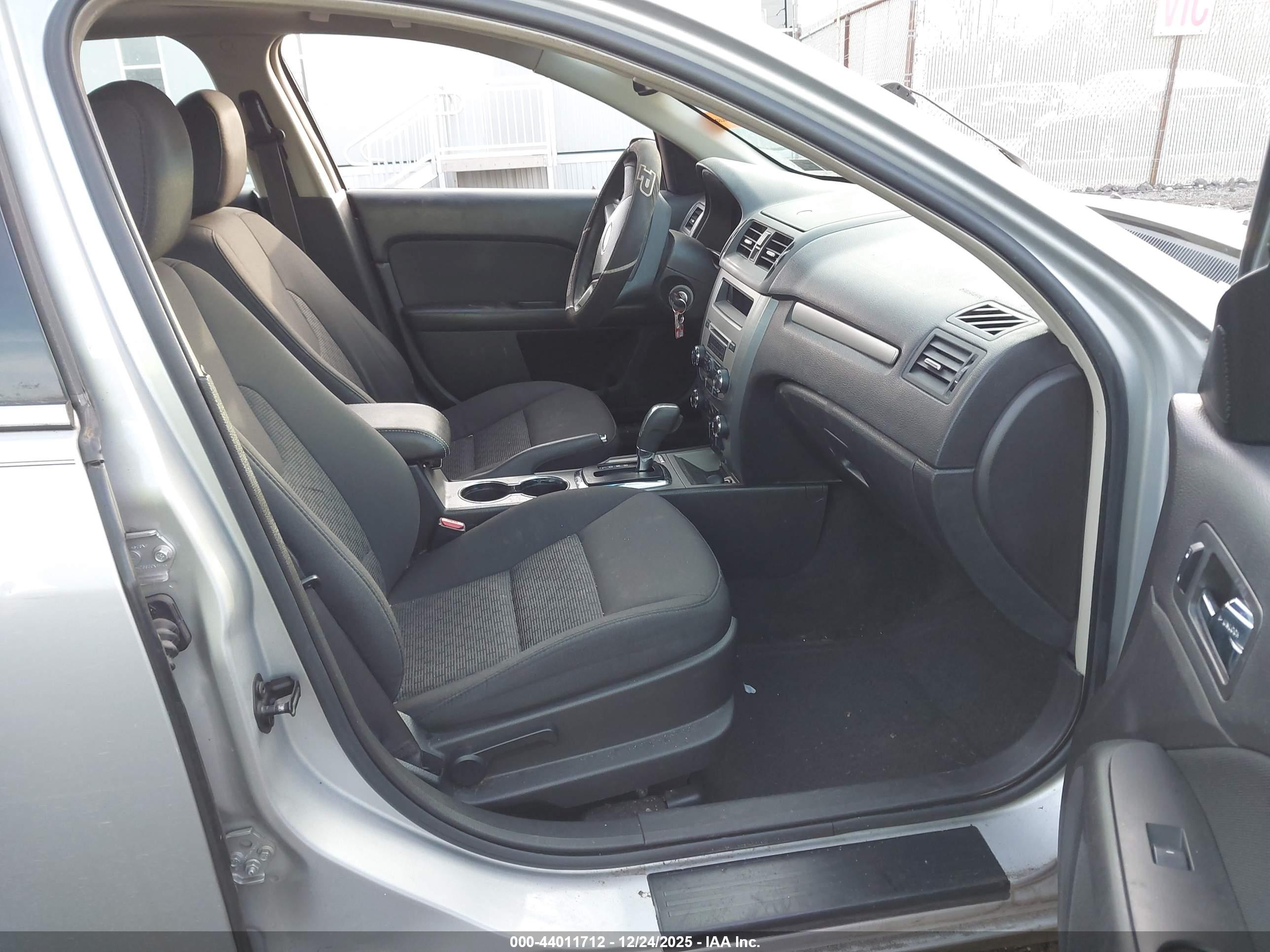 FORD FUSION image 5