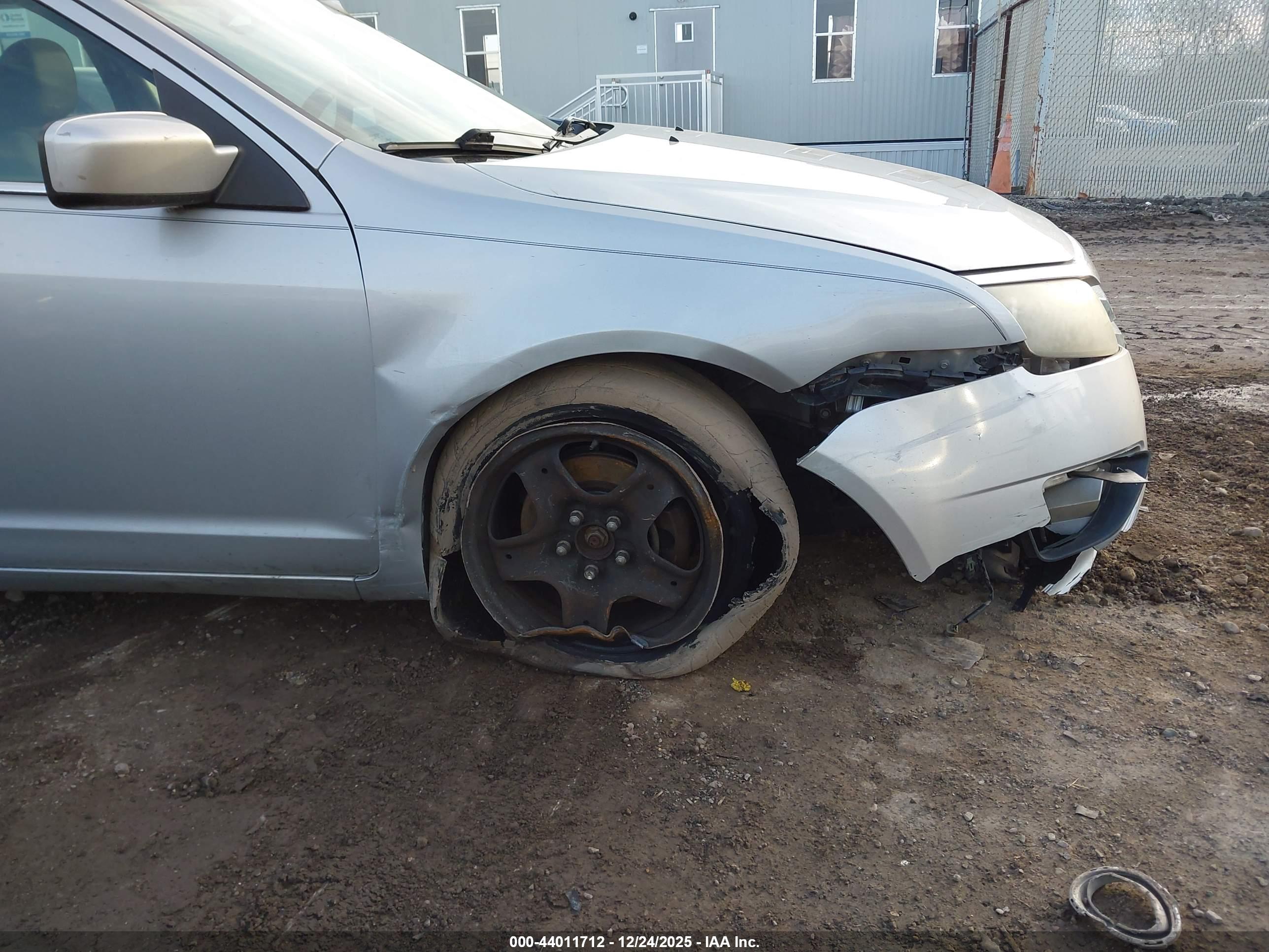 FORD FUSION image 6