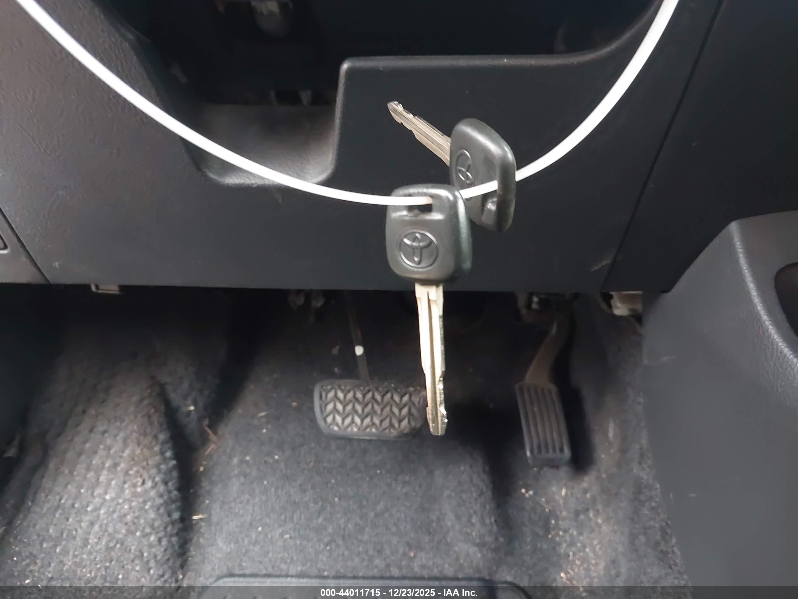 TOYOTA YARIS image 11
