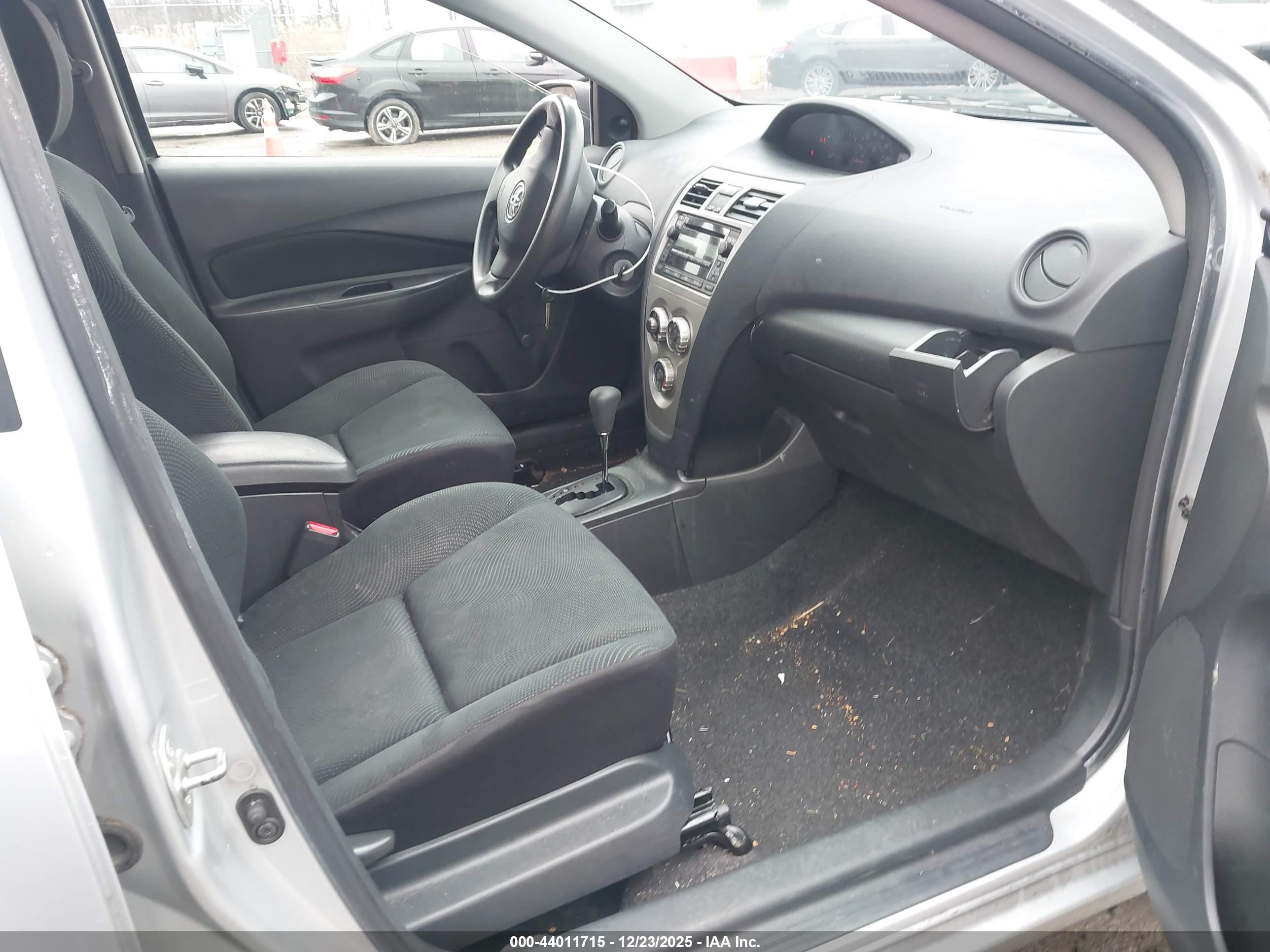 TOYOTA YARIS image 5