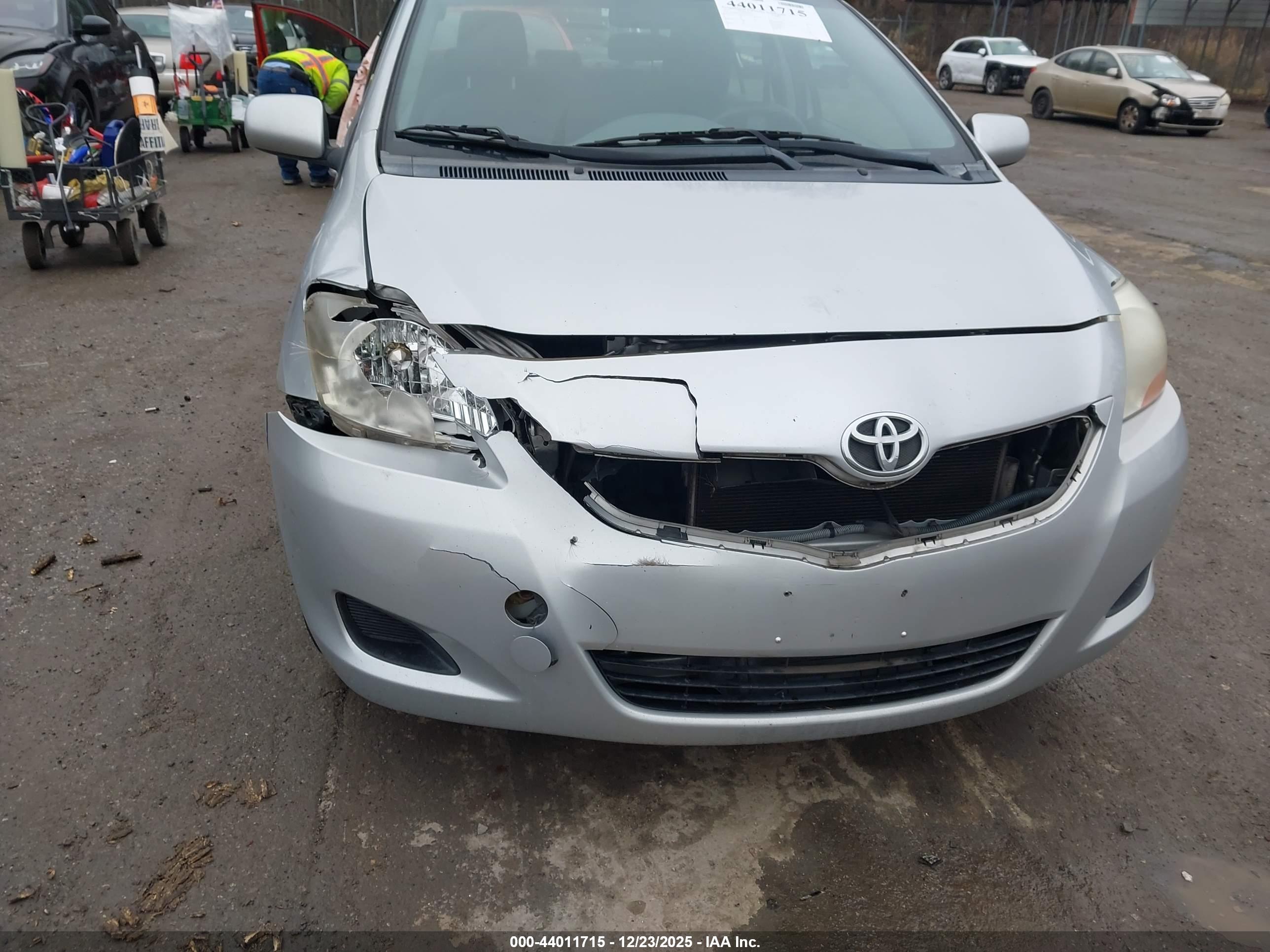 TOYOTA YARIS image 6