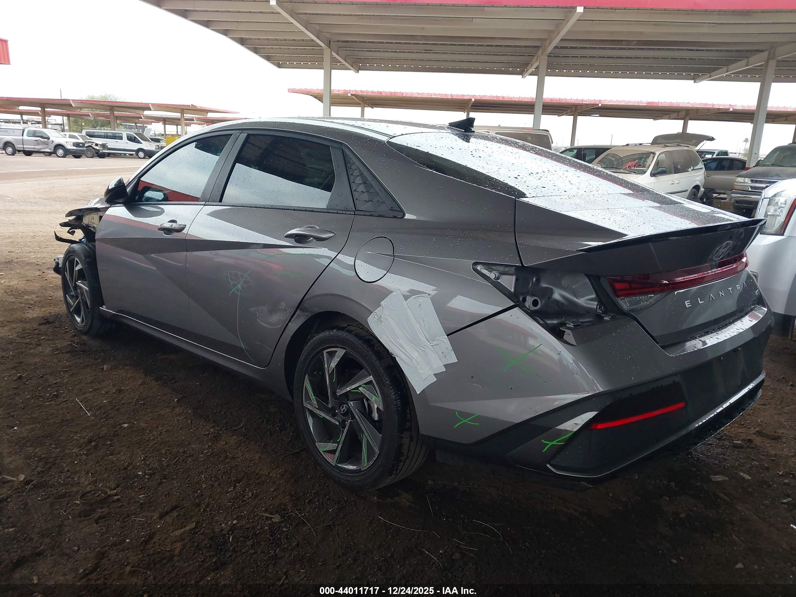 HYUNDAI ELANTRA image 3
