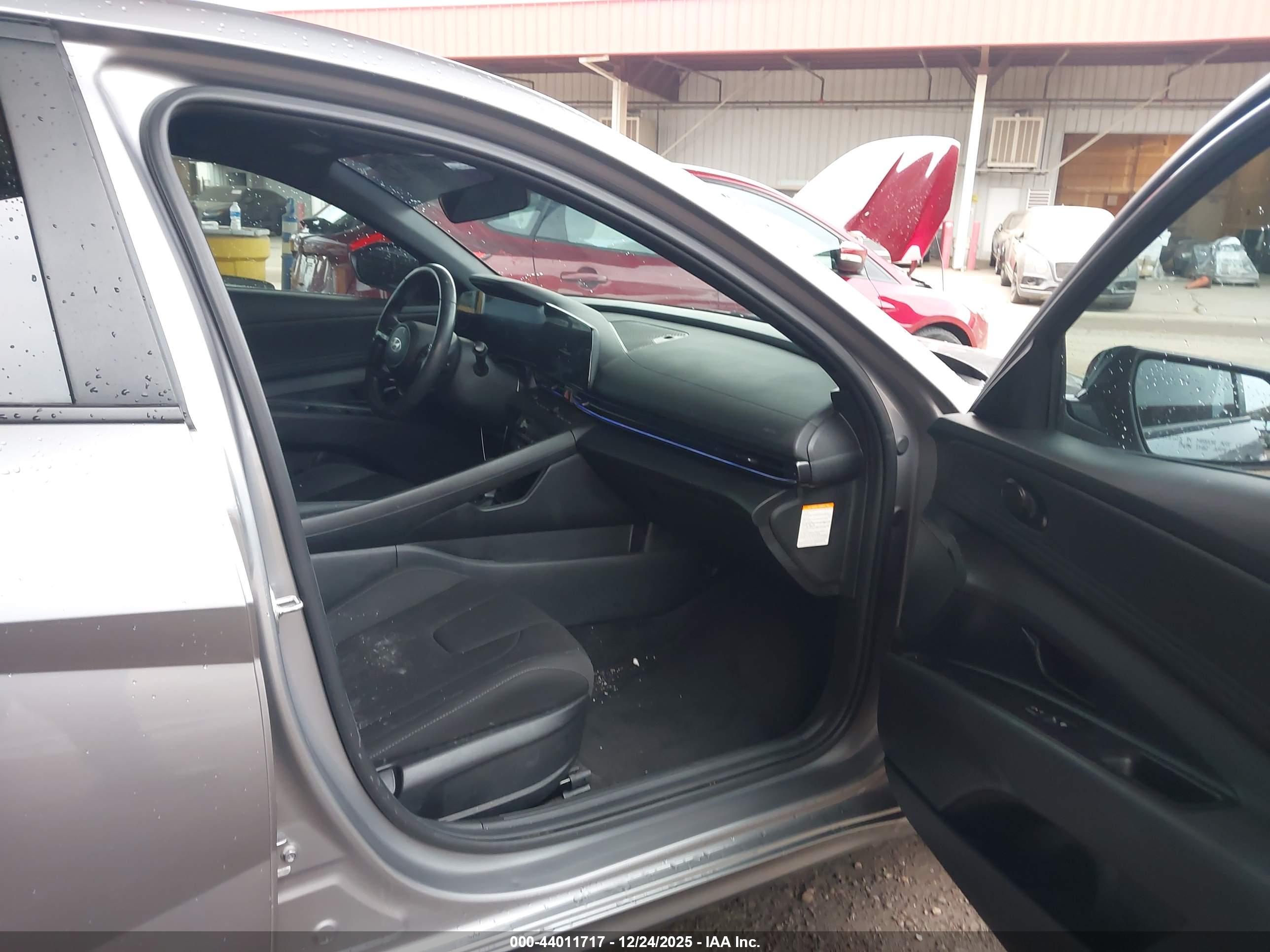 HYUNDAI ELANTRA image 5