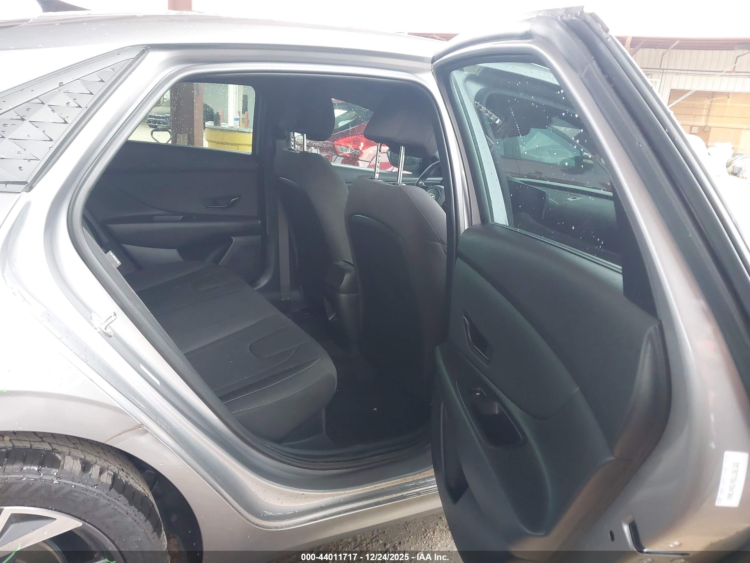 HYUNDAI ELANTRA image 8