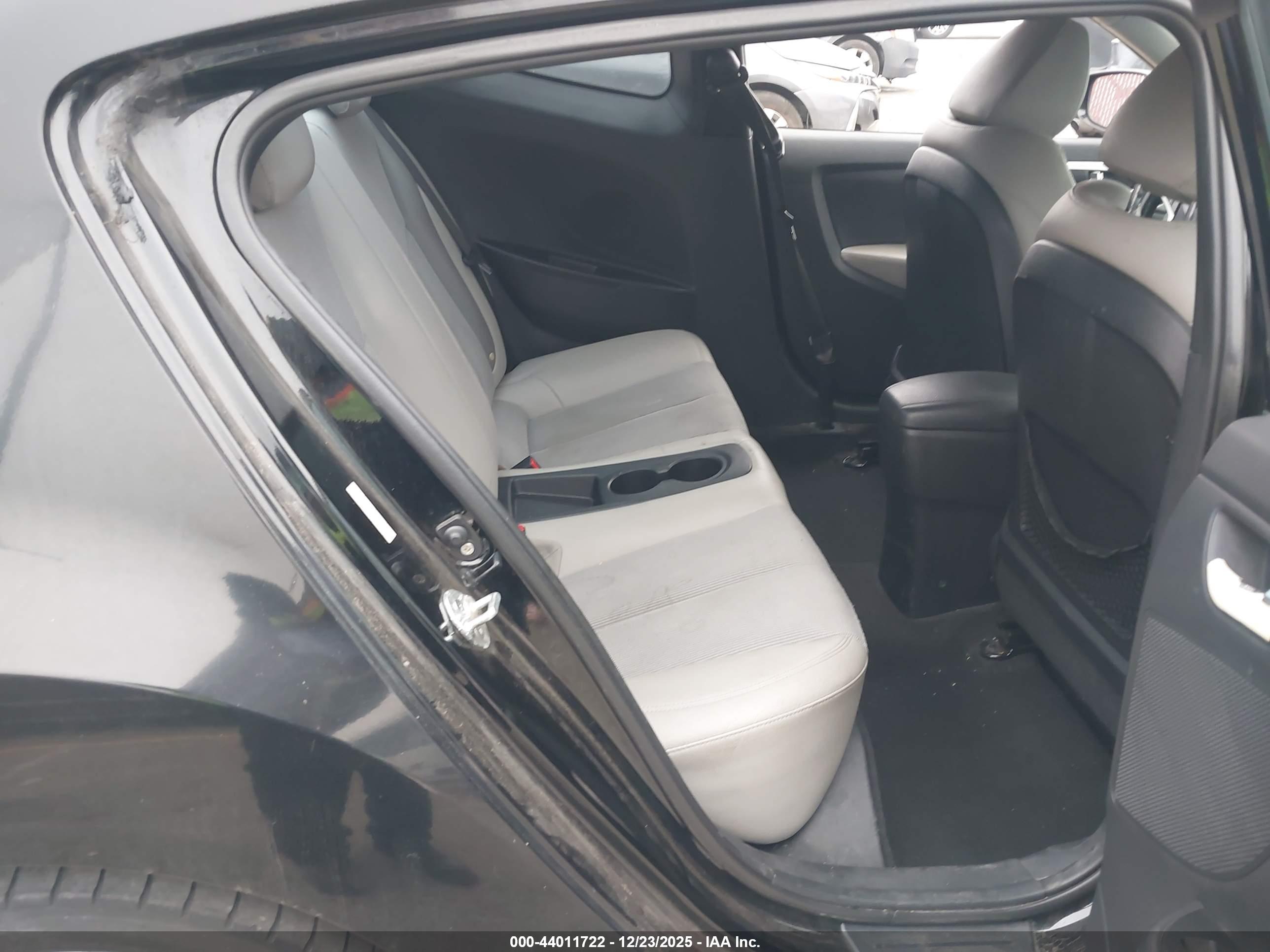 HYUNDAI VELOSTER image 8