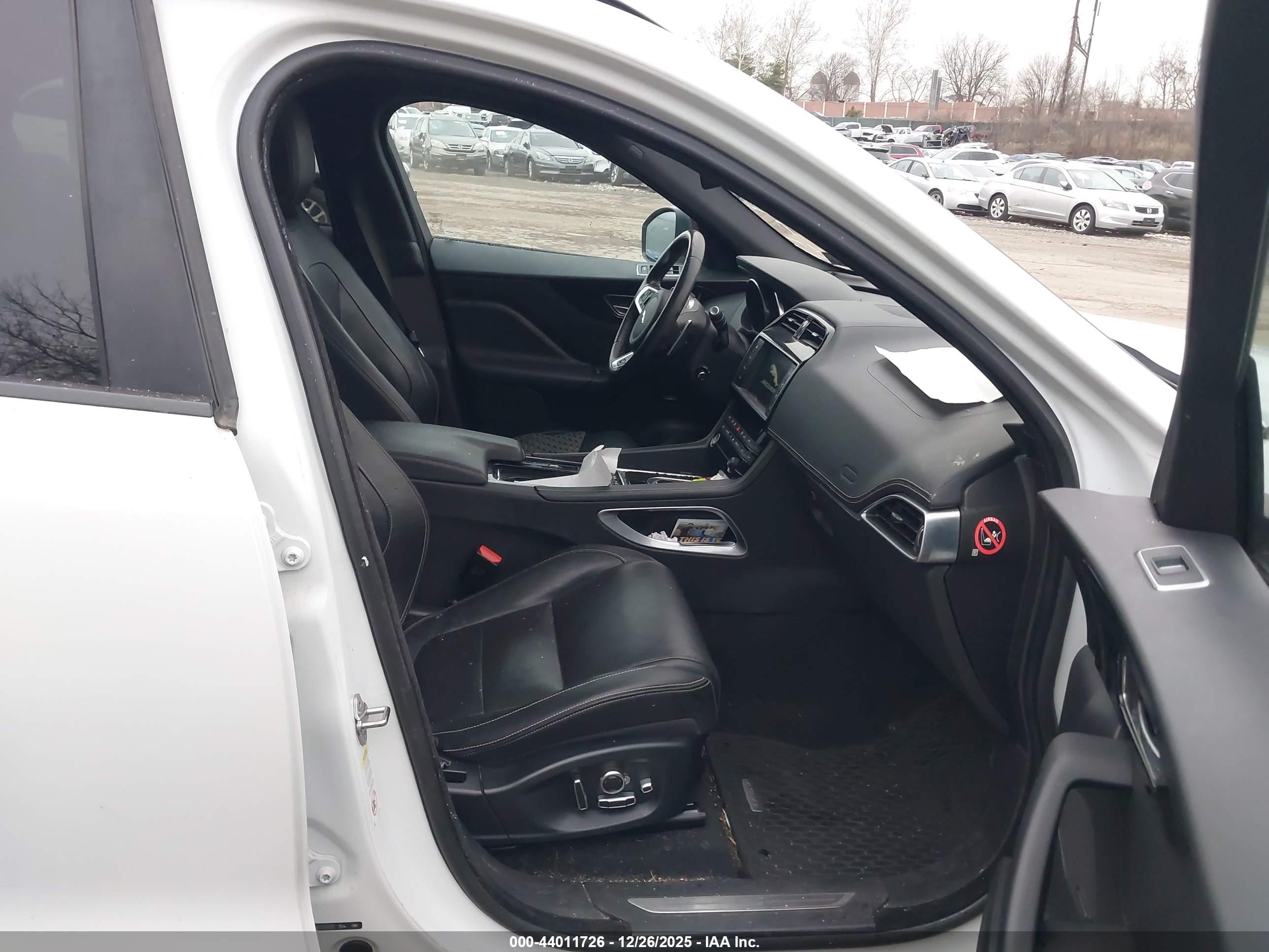 JAGUAR F-PACE image 5