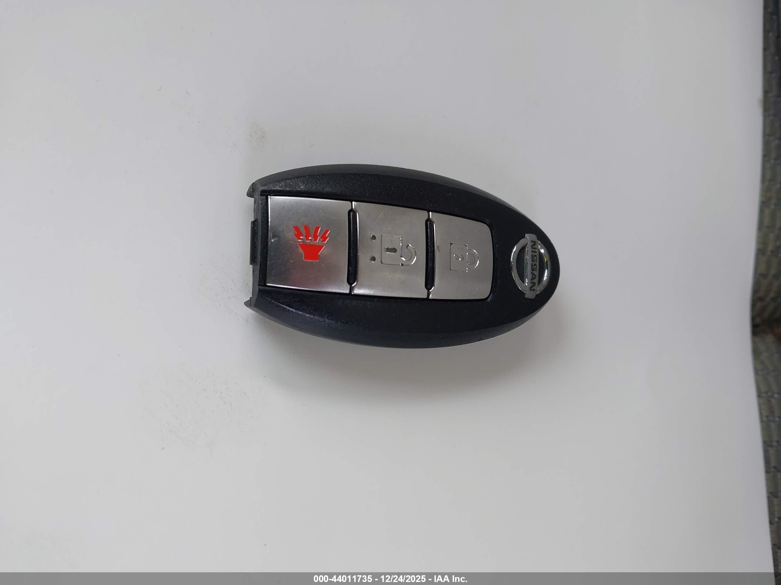NISSAN VERSA image 11