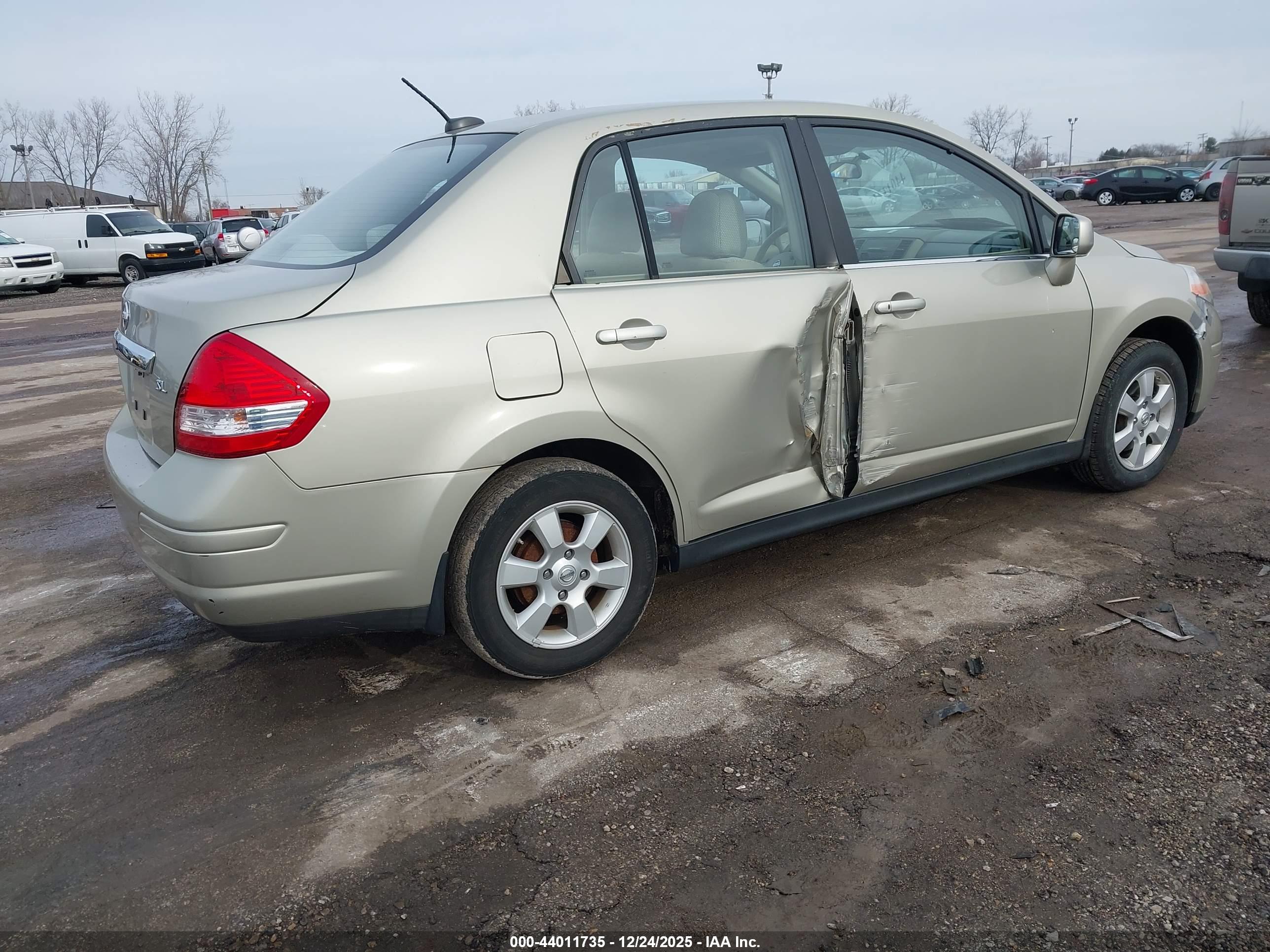 NISSAN VERSA image 4