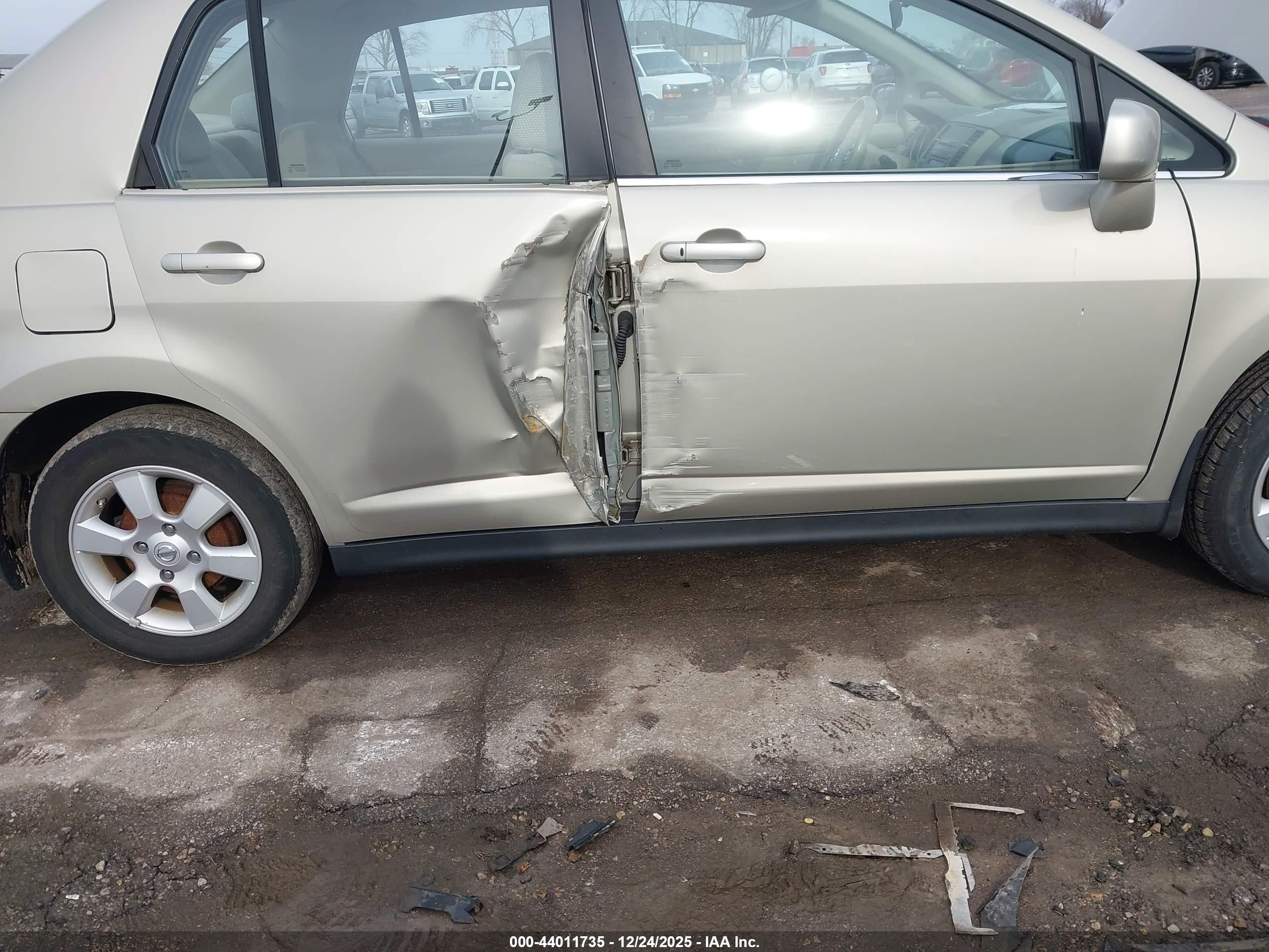 NISSAN VERSA image 6